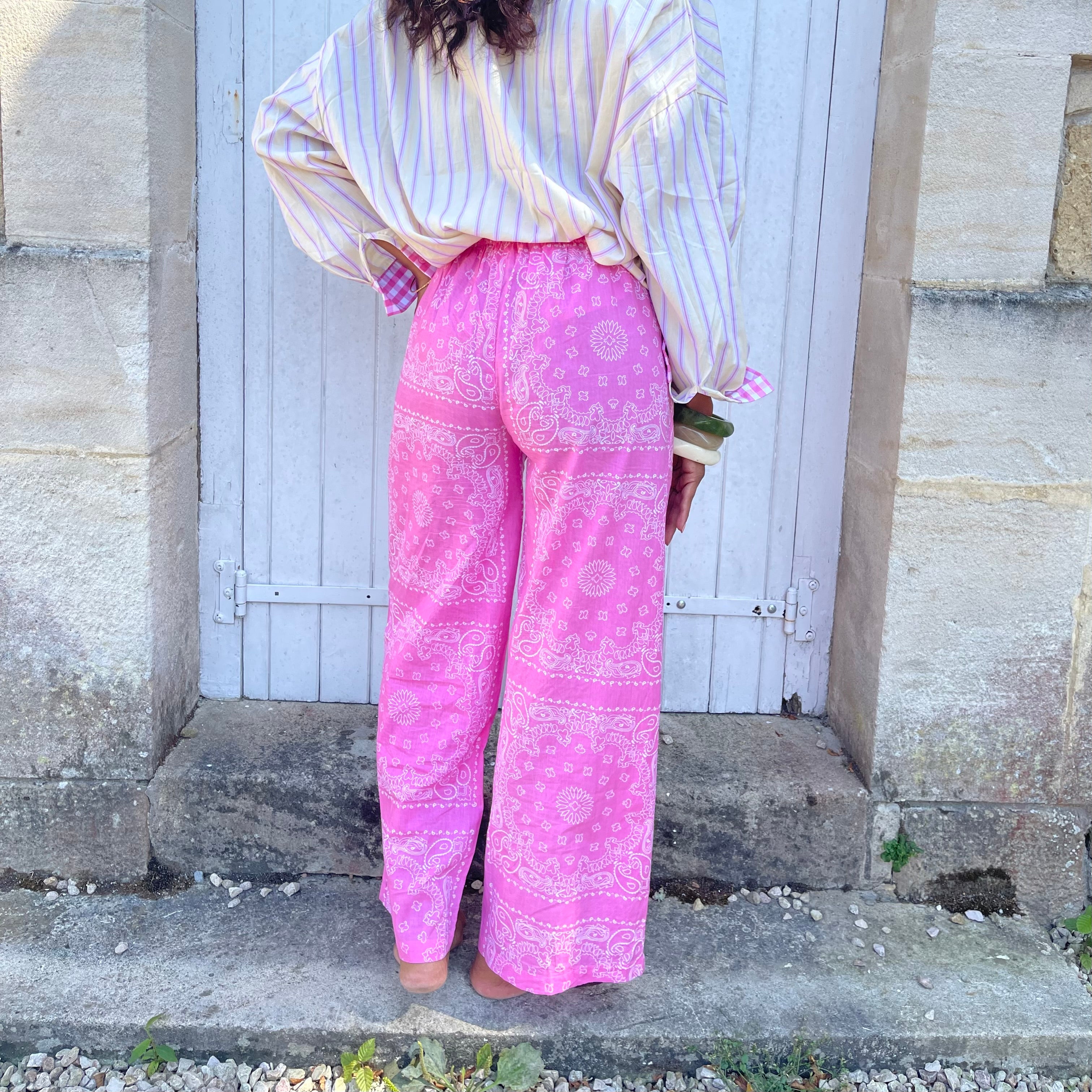 Pantalon KOTO imprimé bandana rose à la coupe fluide et légère
