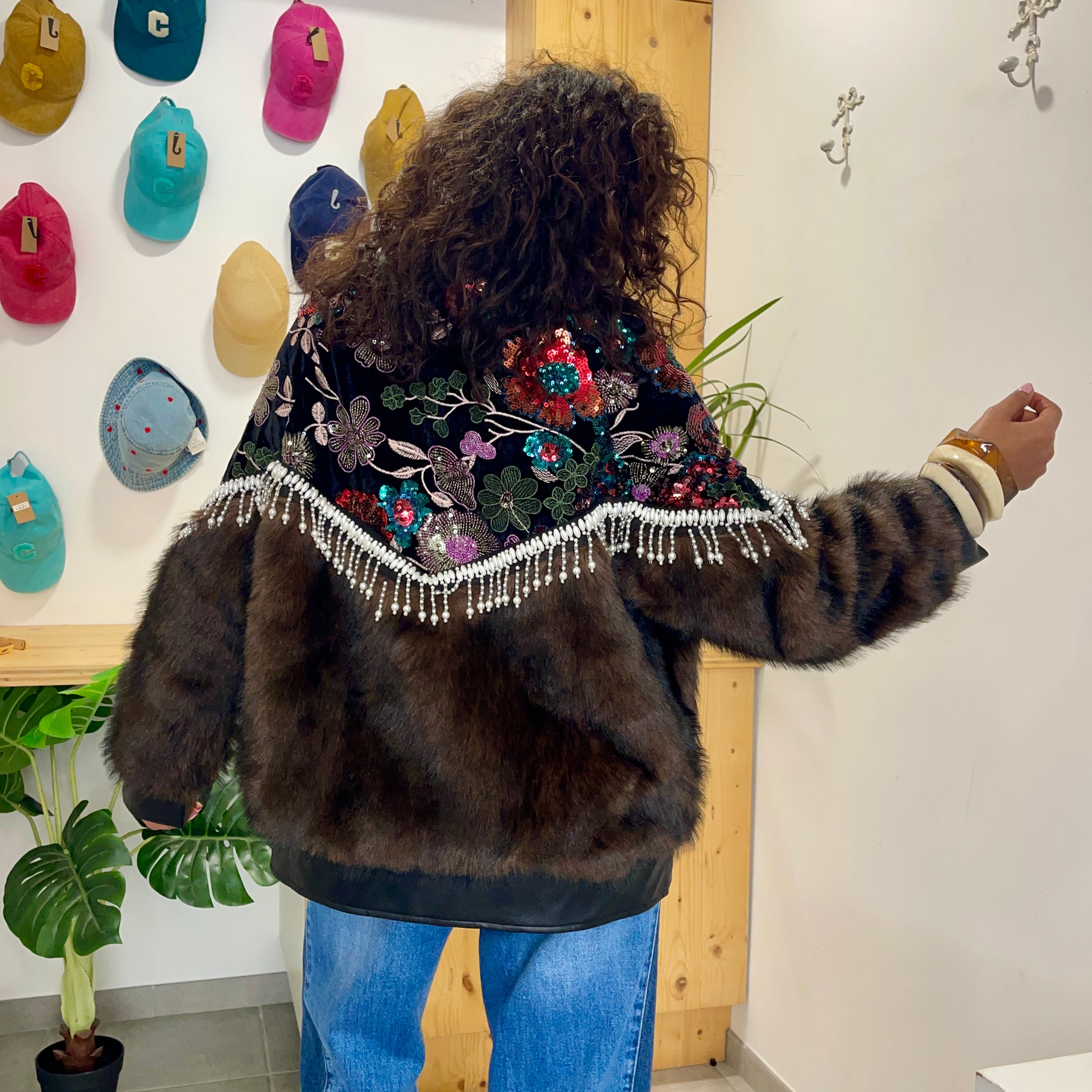 Veste fausse fourrure STORM brodée à détails perlés