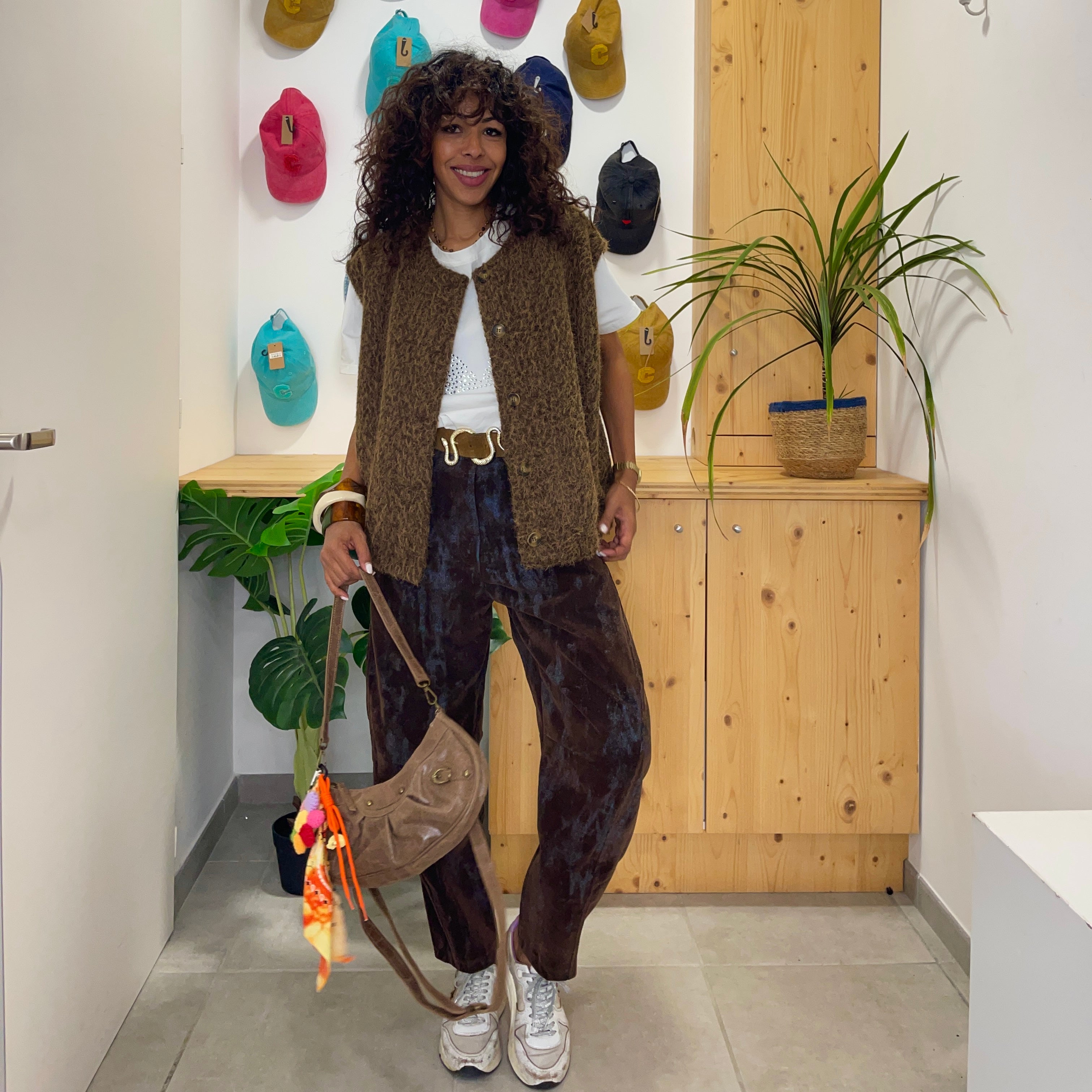 Pantalon marron DALIA effet velours ras délavé à la coupe ballon