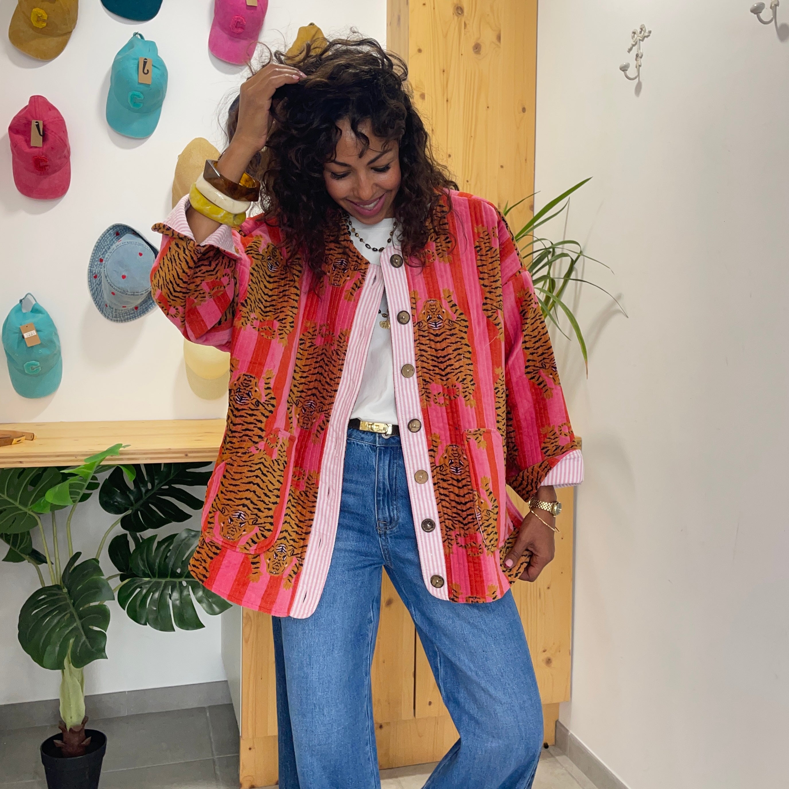 Veste oversize effet velours matelassé JUDITH orange et rose ornée d'illustrations de tigres
