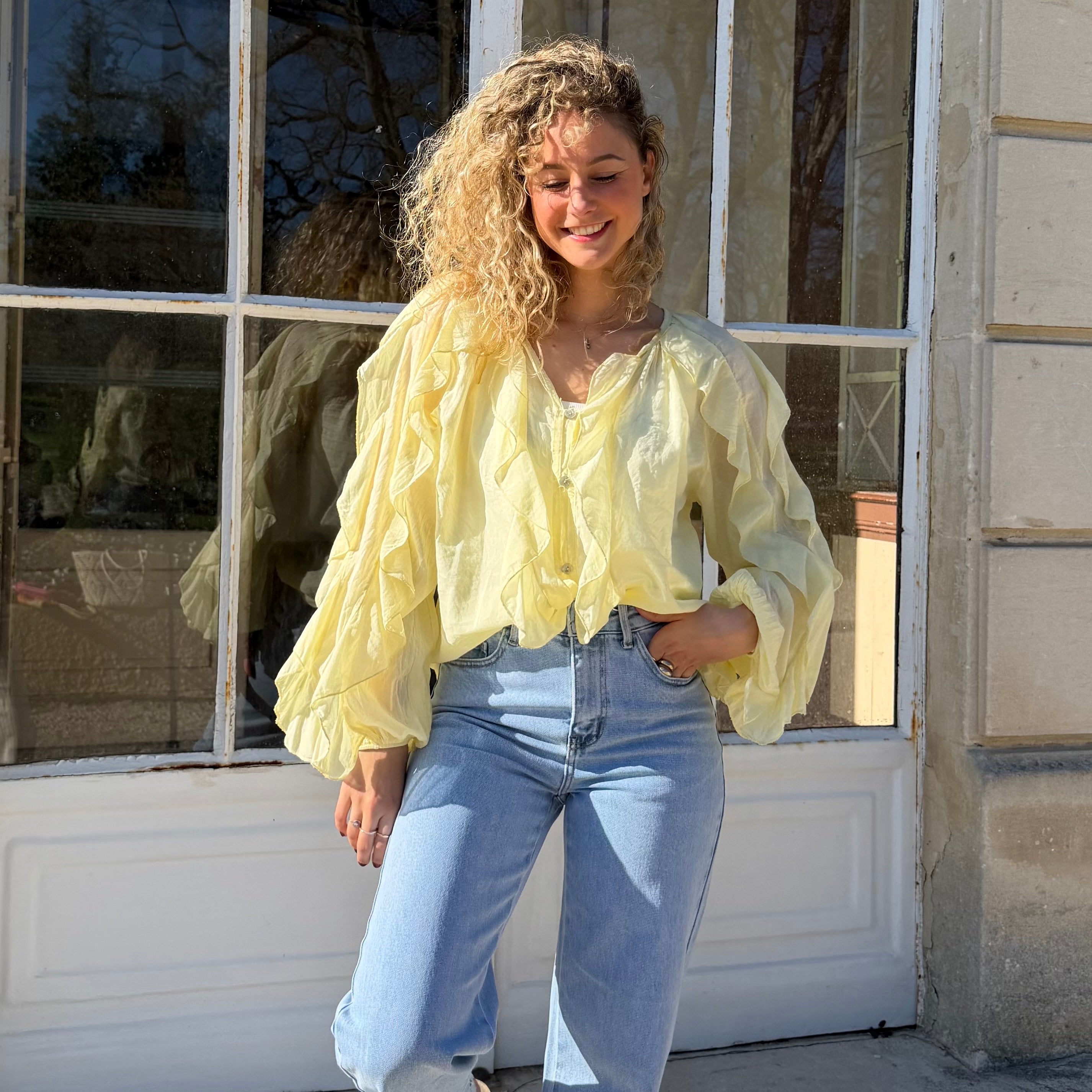 Blouse manches longues FLORA en coton jaune aux détails de volants.