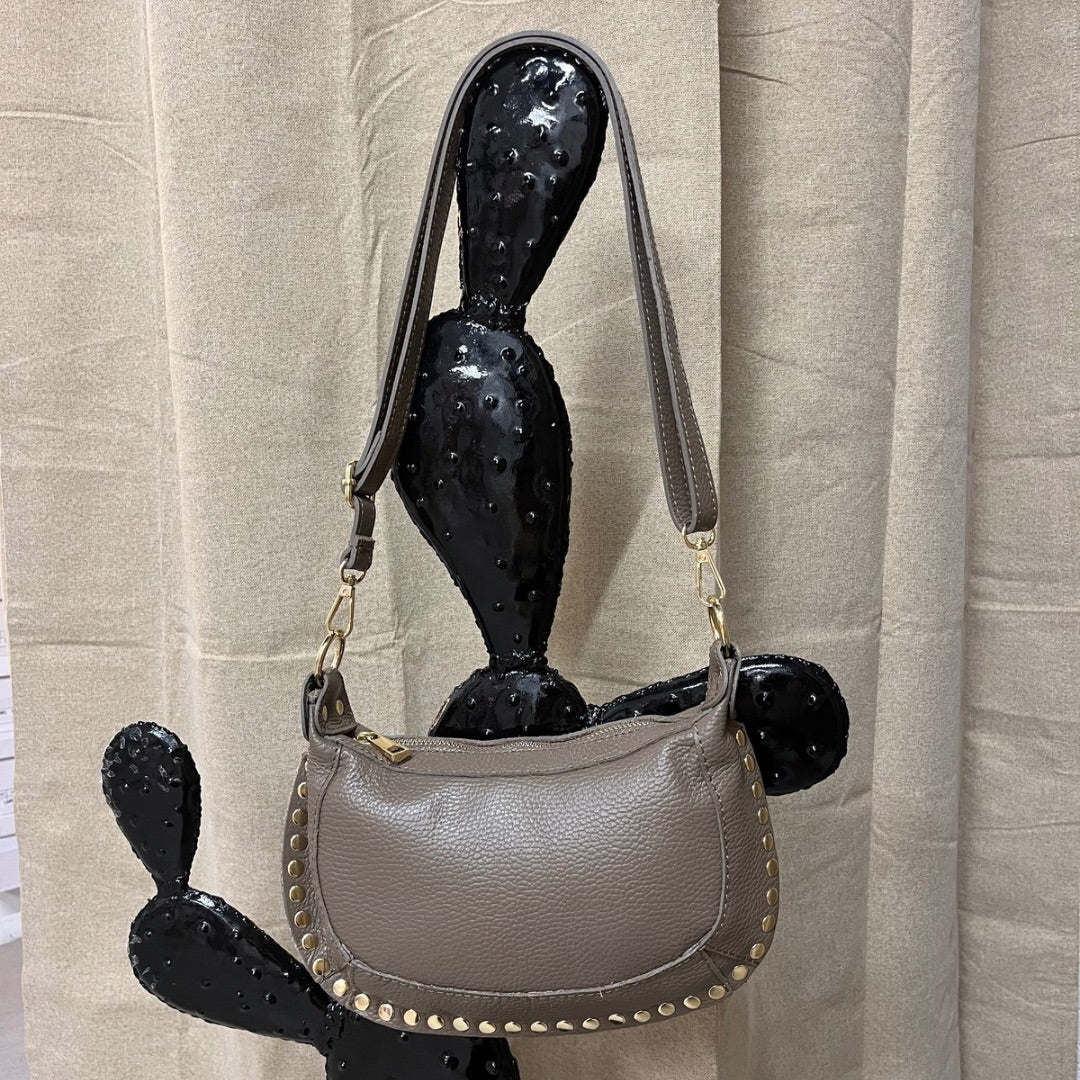 Sac à main clouté en cuir GLORIA taupe