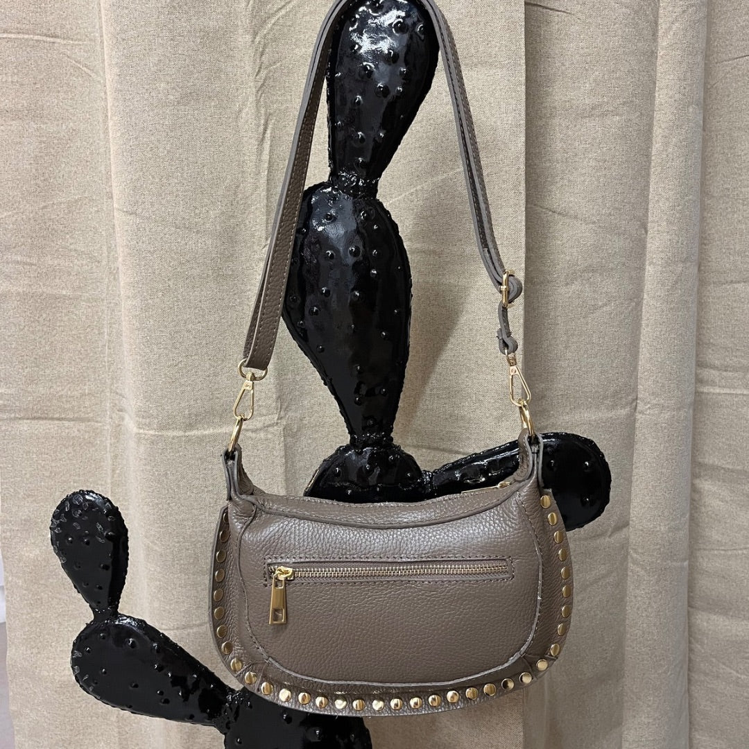 Sac à main clouté en cuir GLORIA taupe
