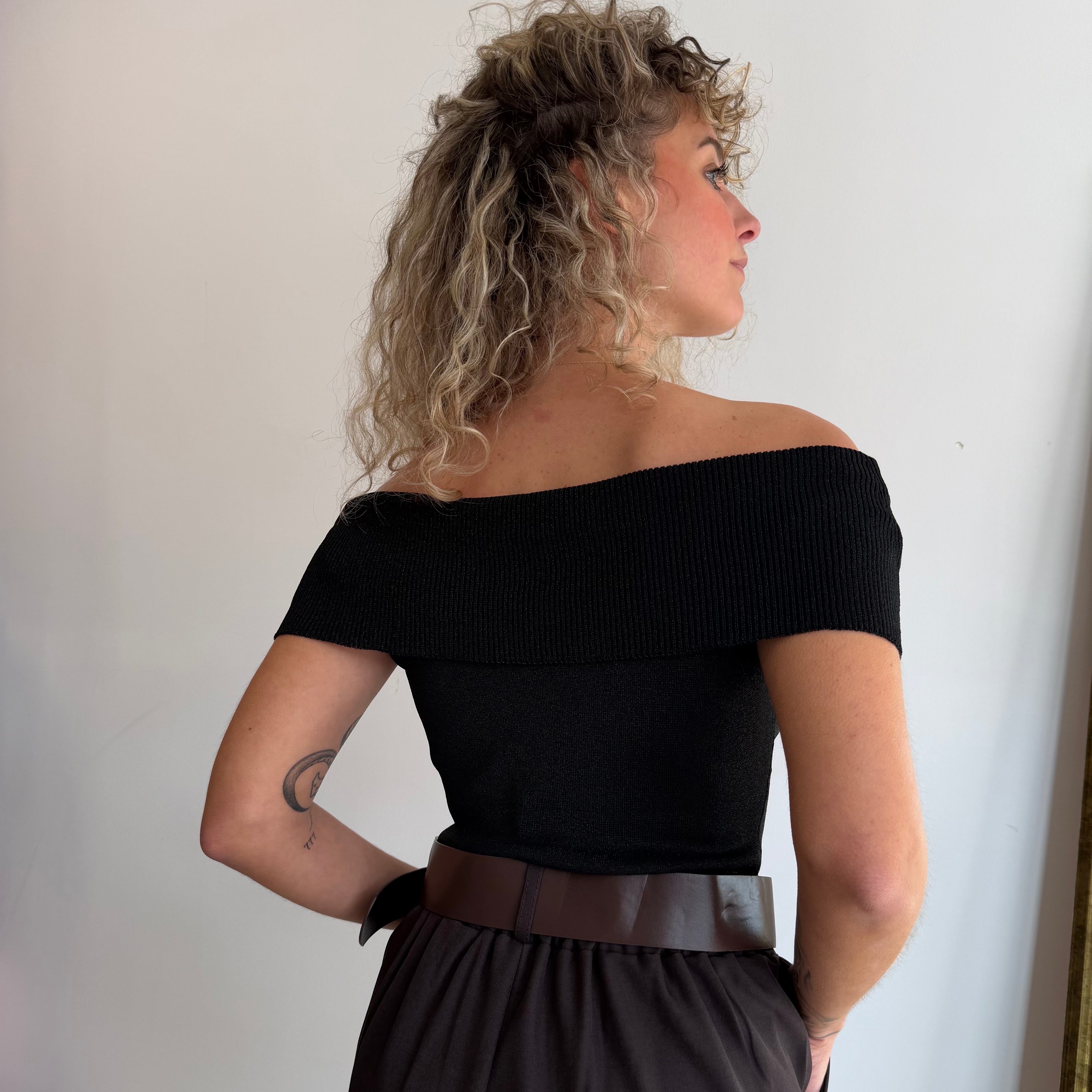 Top LOMI ajusté noir irisé au col bardot