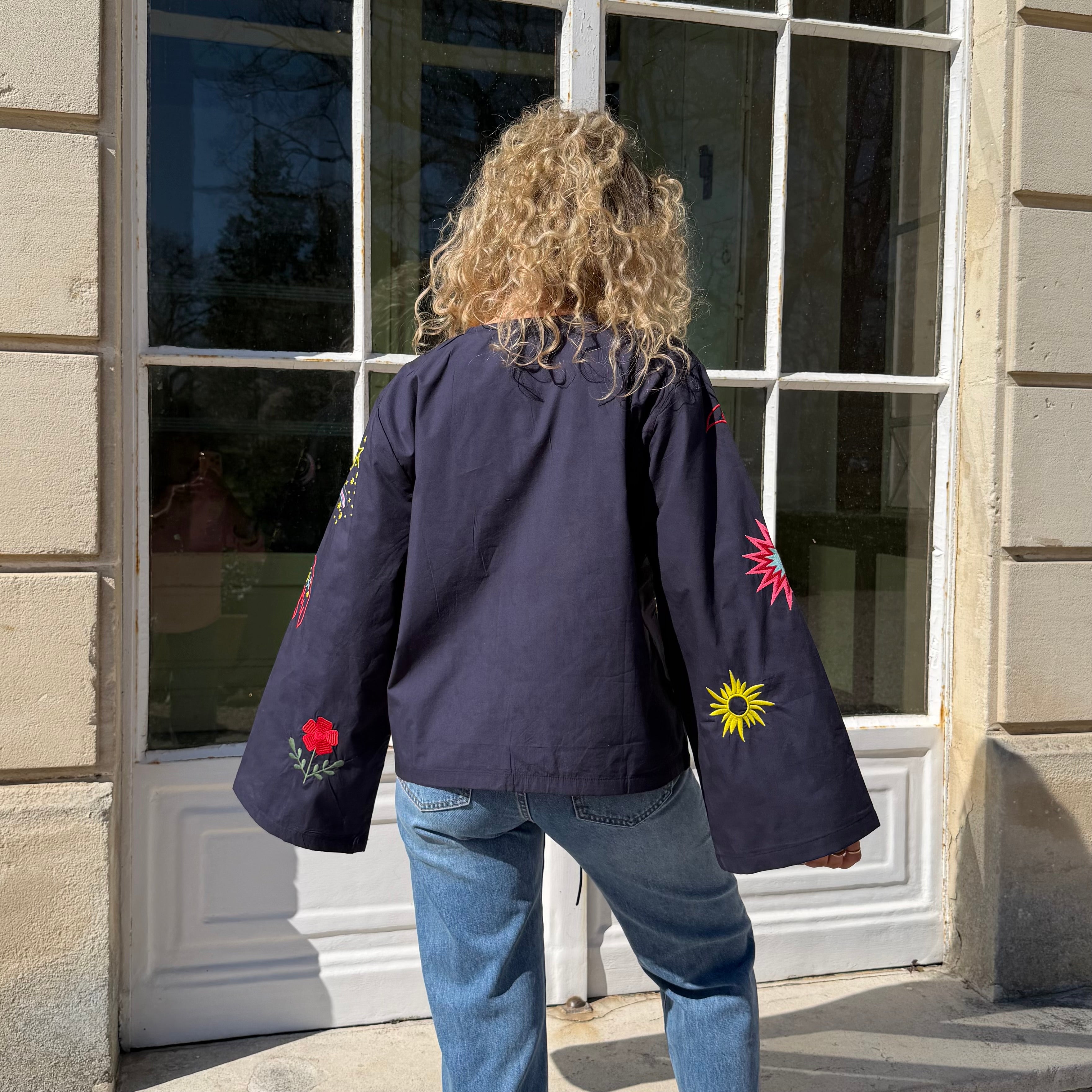 Blouse LOUISE, à lacets, bleue marine avec broderie