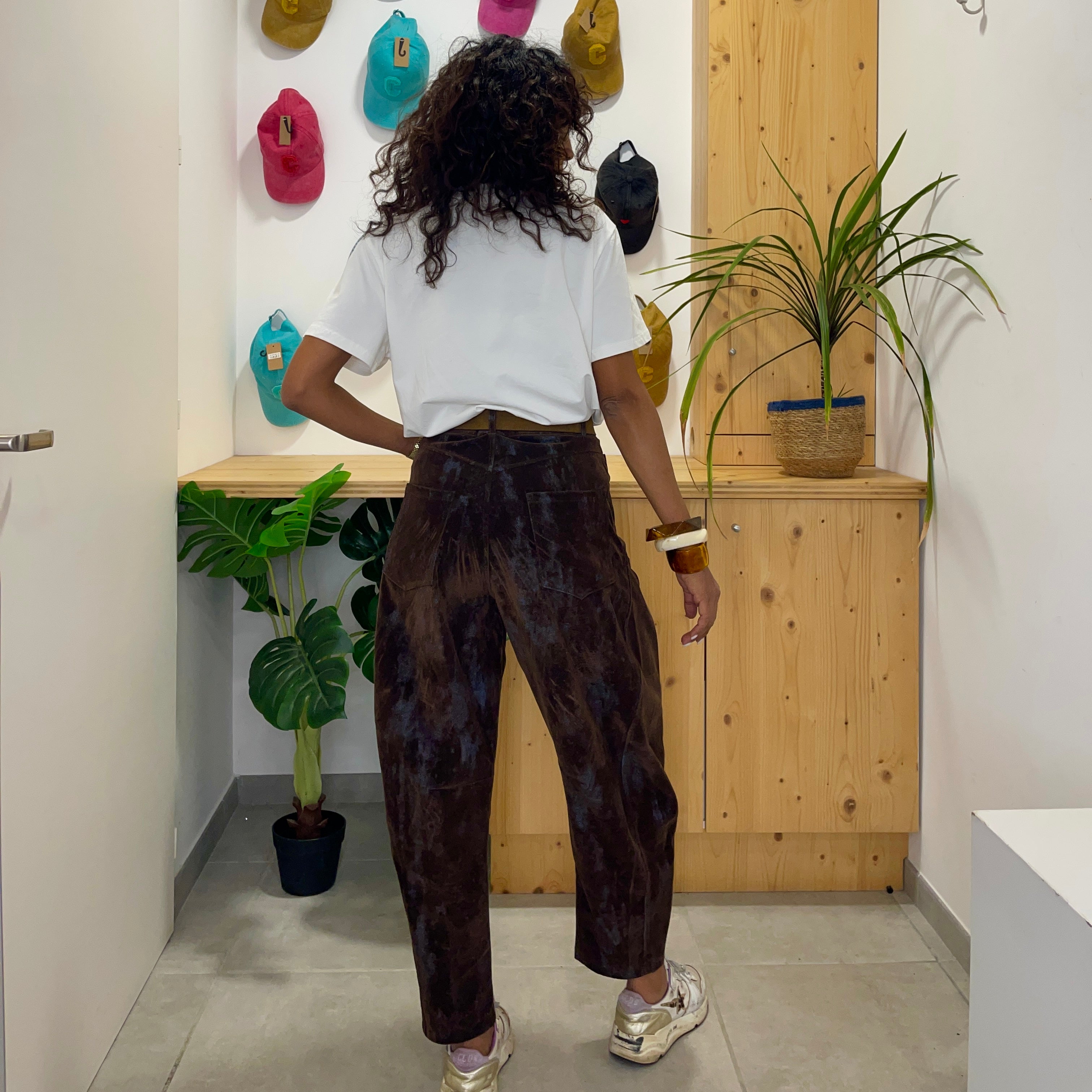 Pantalon marron DALIA effet velours ras délavé à la coupe ballon