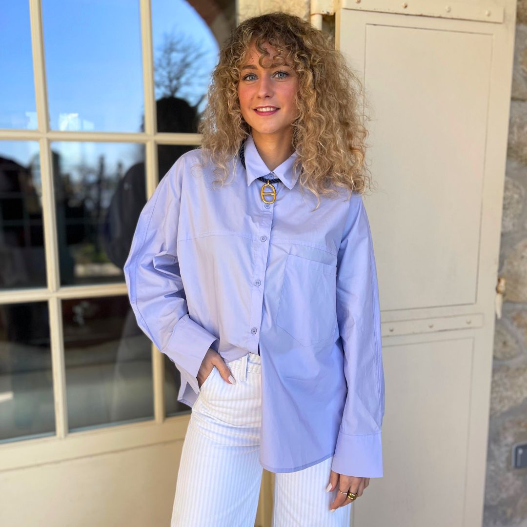 Chemise ultra oversize ANAE à la teinte lilas ornée d'une poche plaquée