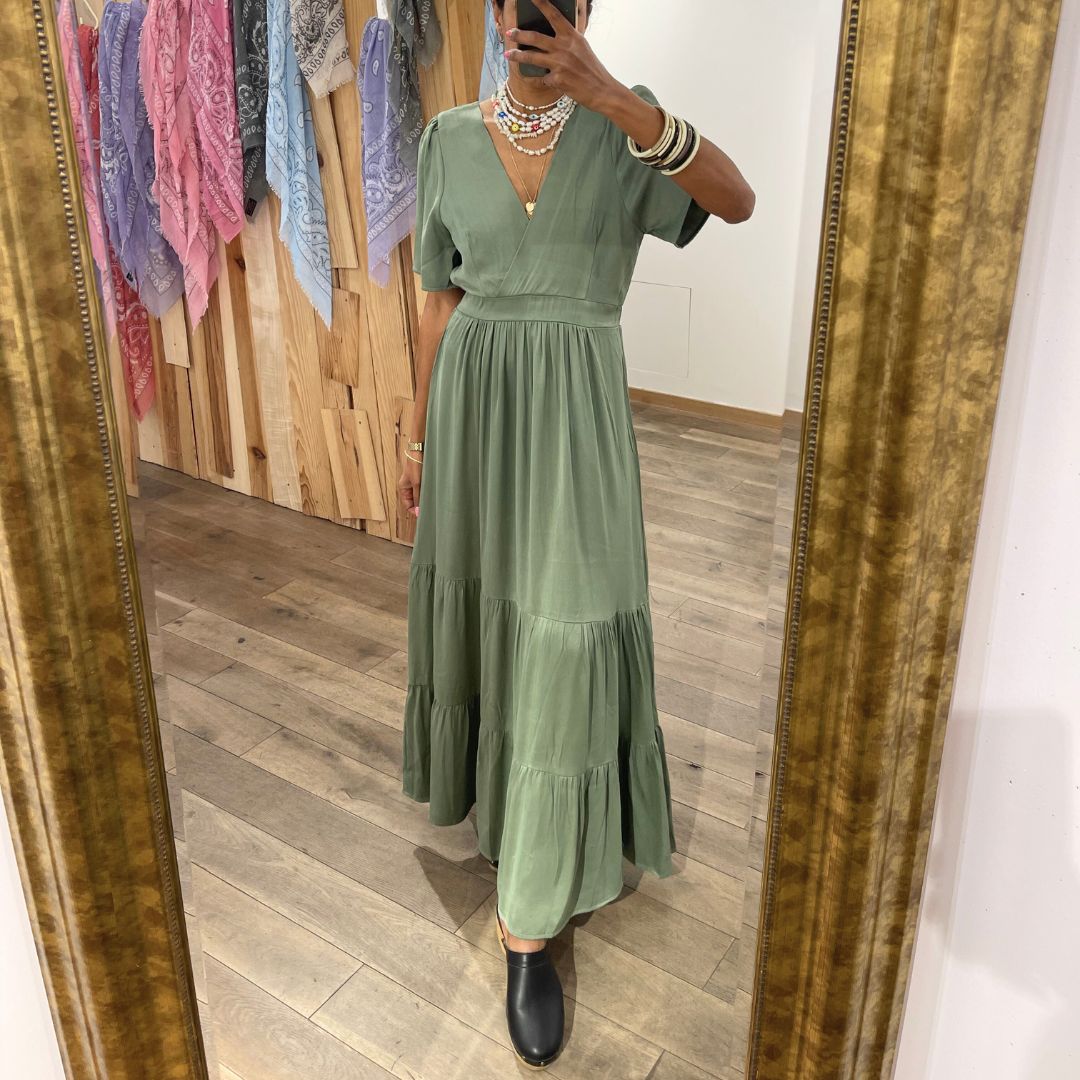 Robe longue au tissu satiné AKITA kaki dotée d'un col V effet cache-coeur