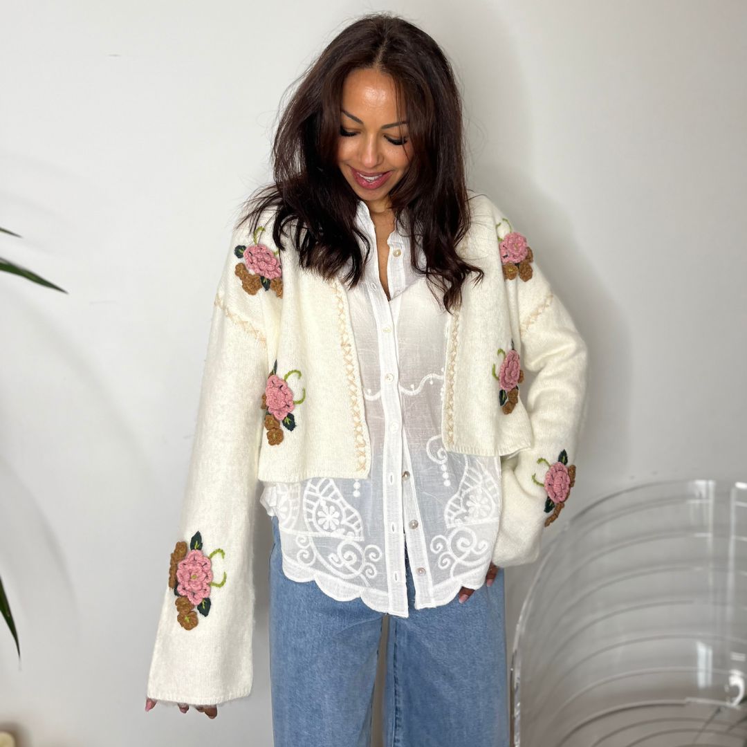 Gilet ouvert à la coupe courte et oversize ALICE orné de fleurs tricotées en relief