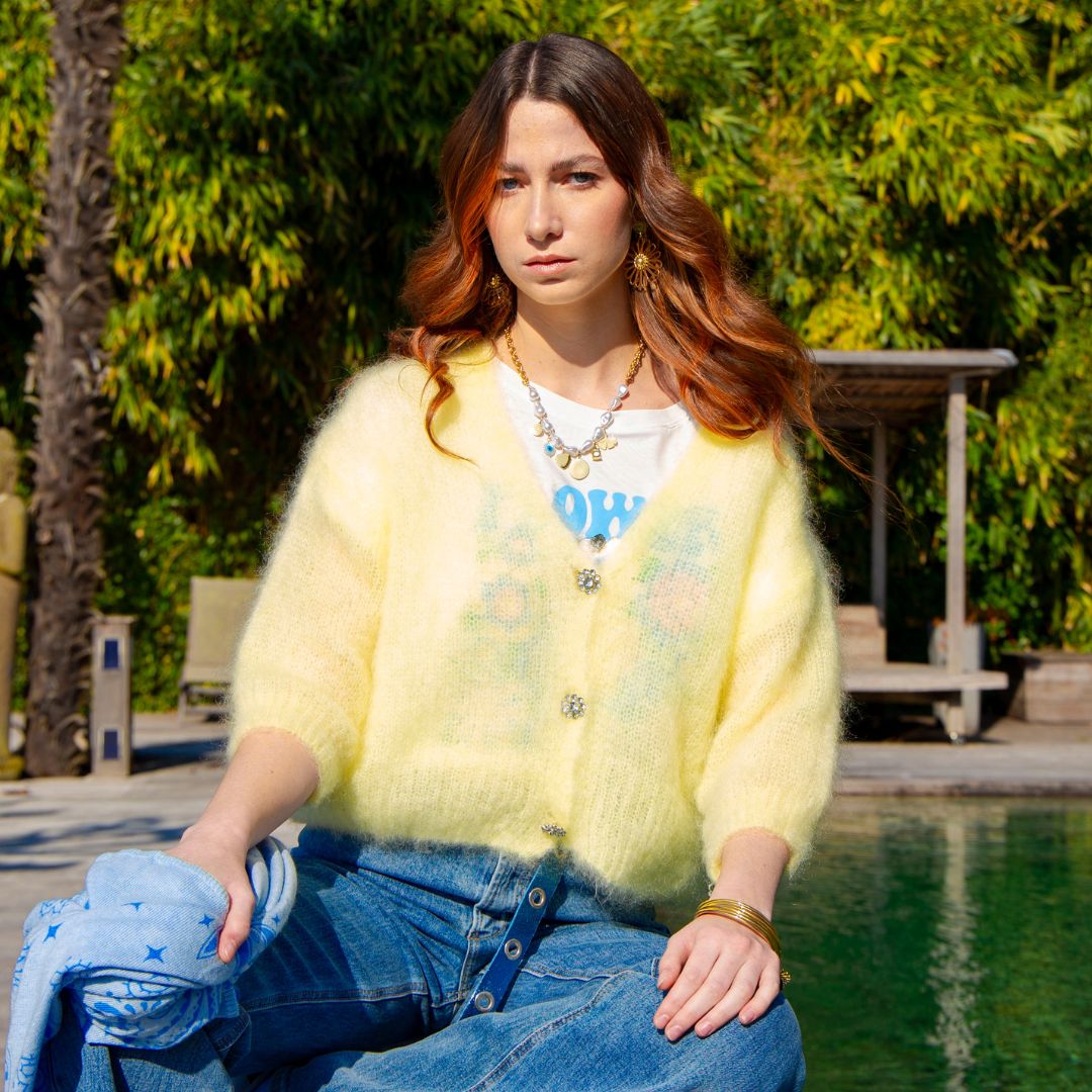 Gilet en kid mohair à manches trois-quarts STELLA jaune doté de boutons bijoux