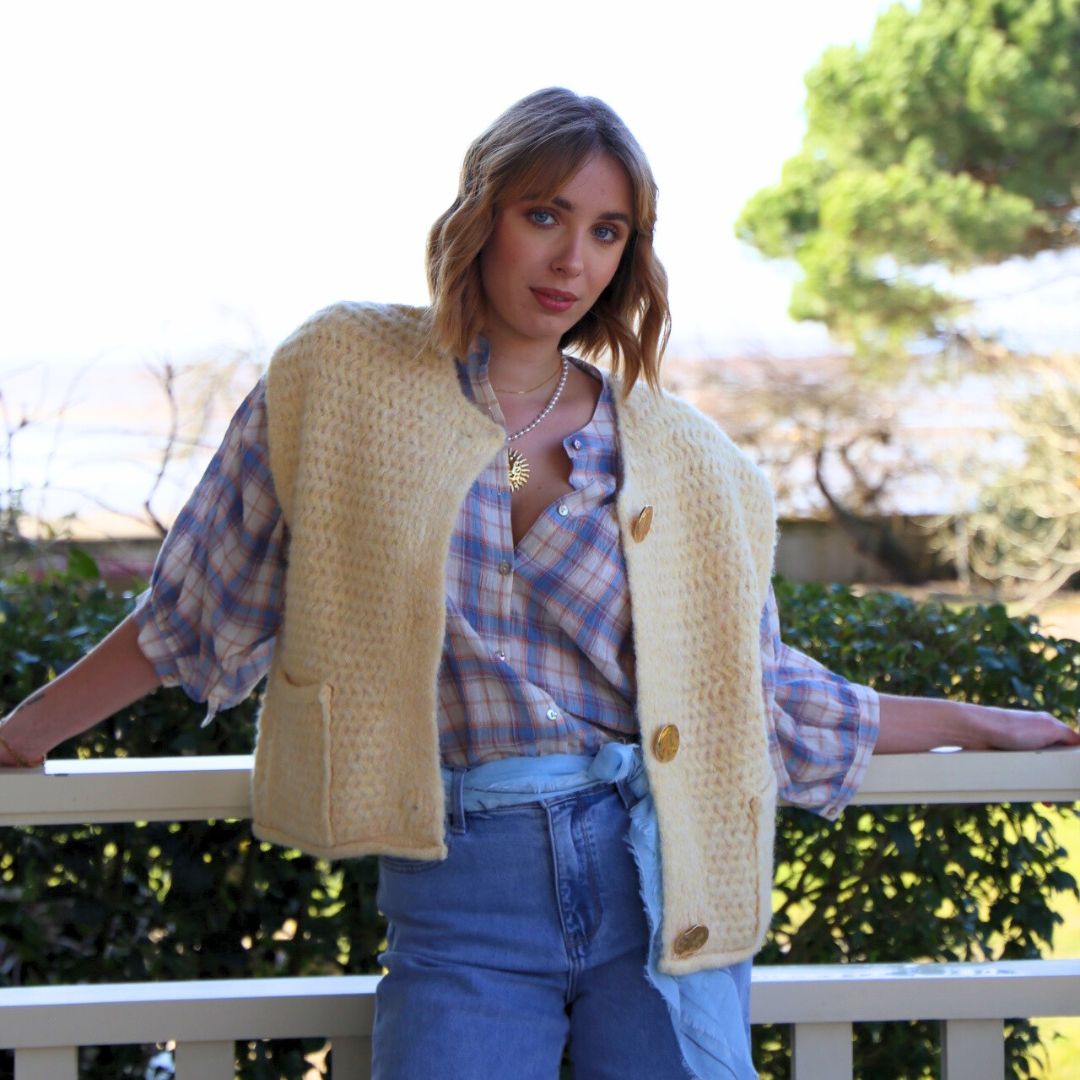 Gilet sans-manches LUCILE jaune doté de boutons dorés à la forme irrégulière