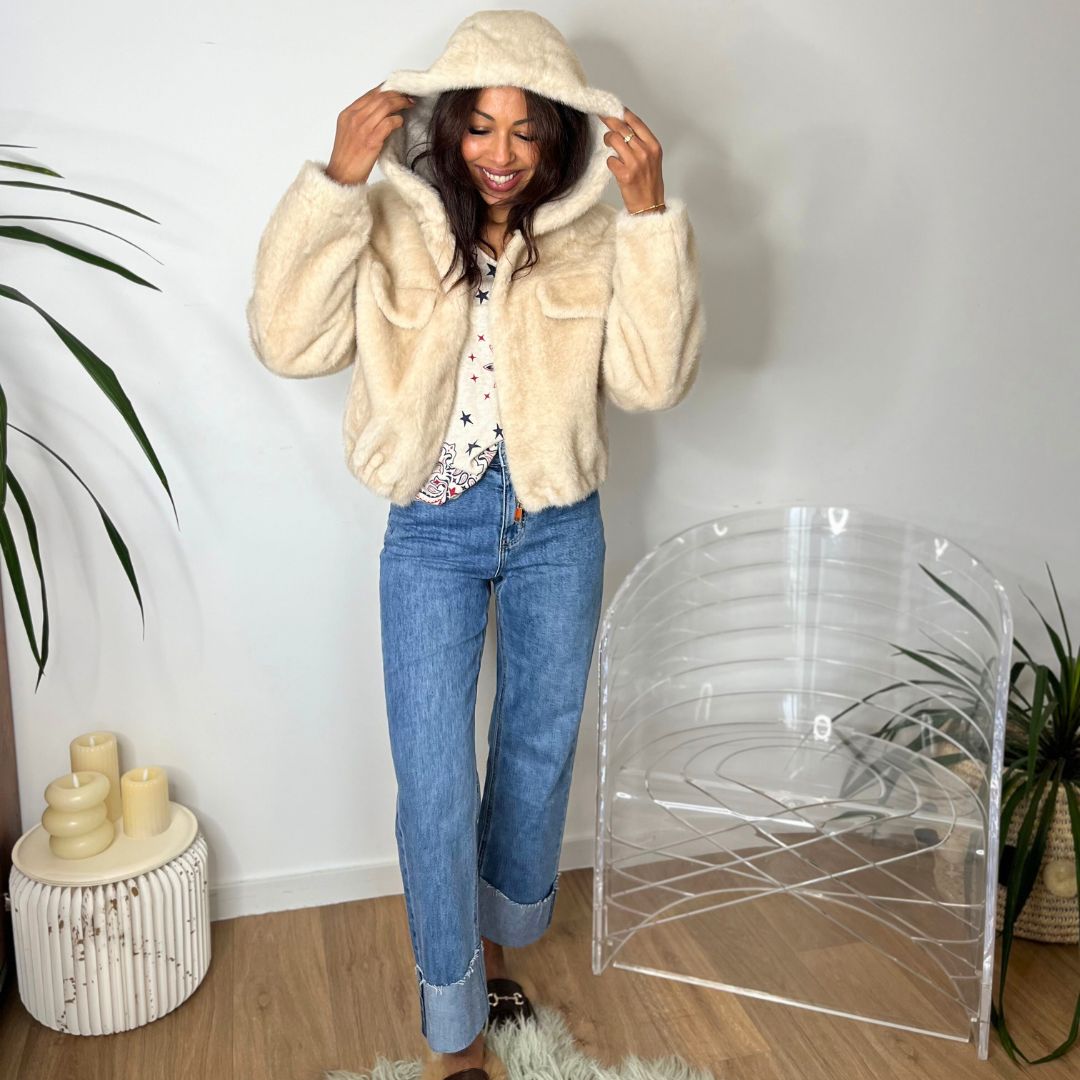 Fausse fourrure à capuche ADELINE beige dotée d'une coupe courte et oversize resserrée en bas