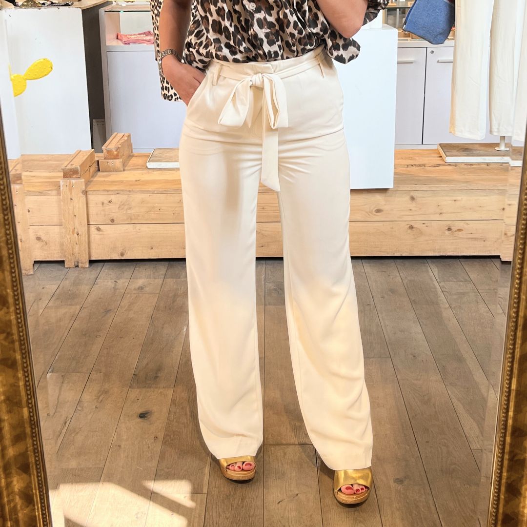 Pantalon fluide et ajusté ORIANE écru à la taille haute dotée d'une ceinture à nouer