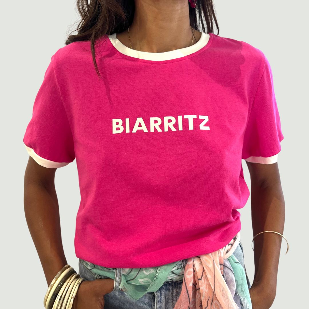 T-shirt rose au col rond blanc BIARRITZ doté manches courtes à bandes blanches