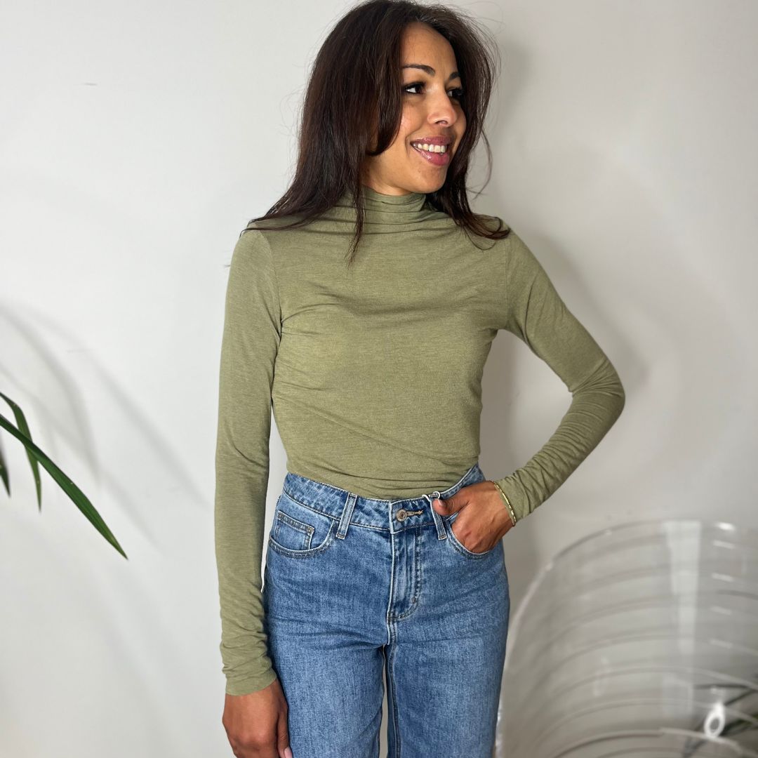 Sous-pull près du corps JADE kaki au col montant