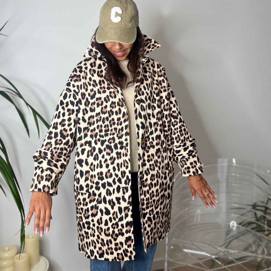 Veste style trench léopard JULIA beige à la coupe oversize et à la longueur midi