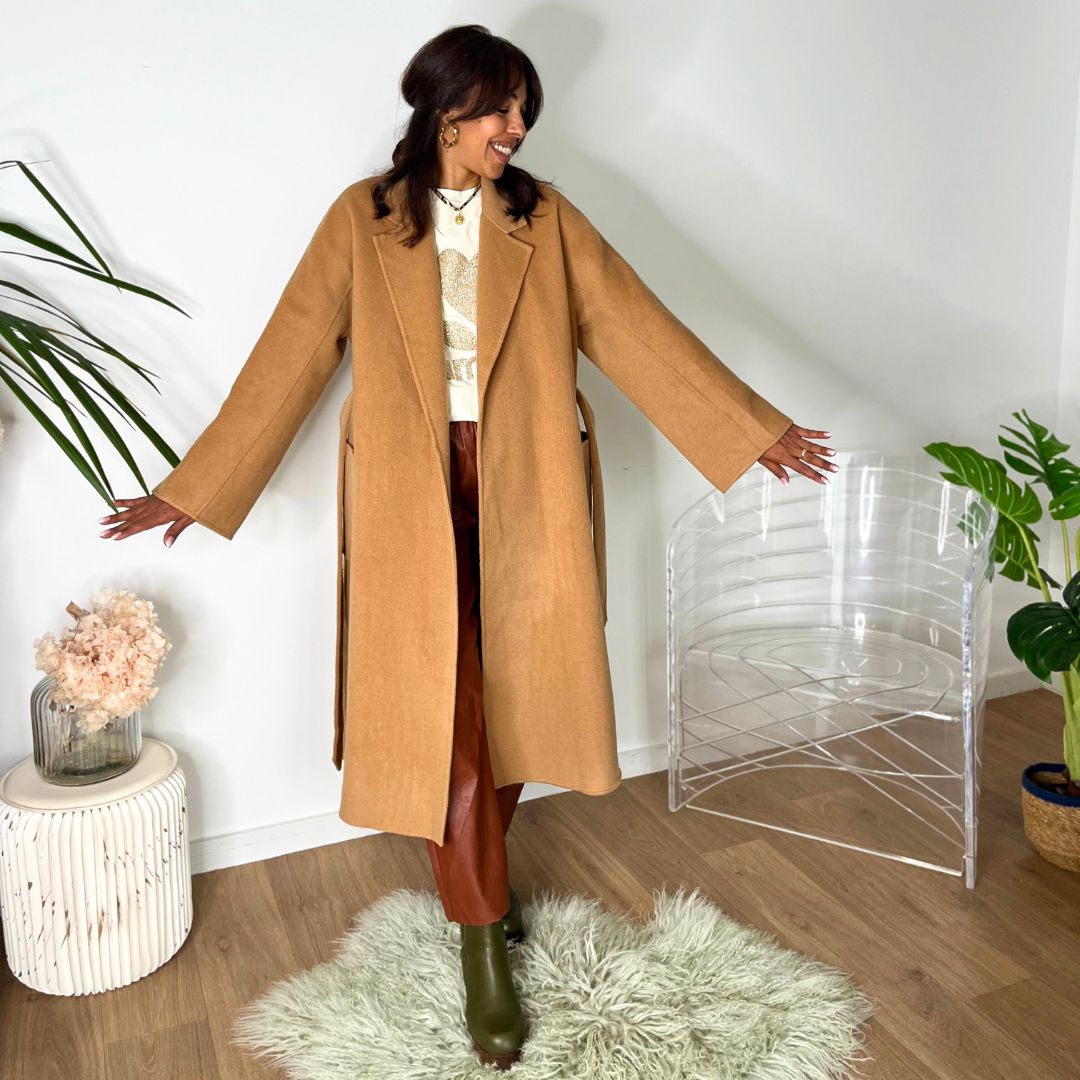 Manteau fait main en laine camel DAVE à la coupe longue et oversize doté d'une ceinture à nouer