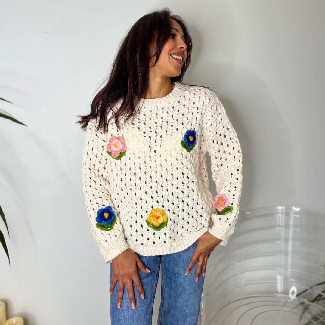 Pull oversize à la maille ajourée BONNIE écru orné de fleurs colorées tricotées en relief