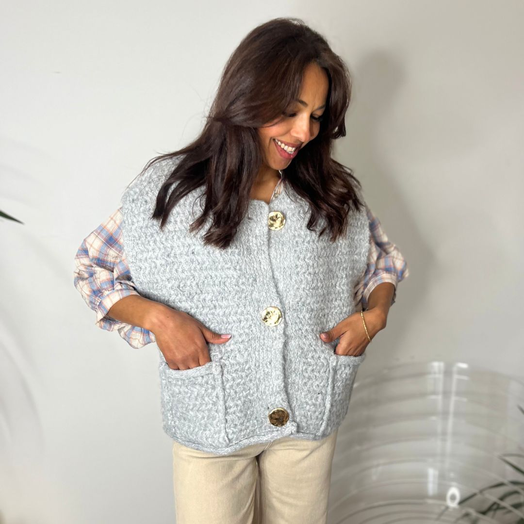 Gilet sans-manches LUCILE gris doté de boutons dorés à la forme irrégulière