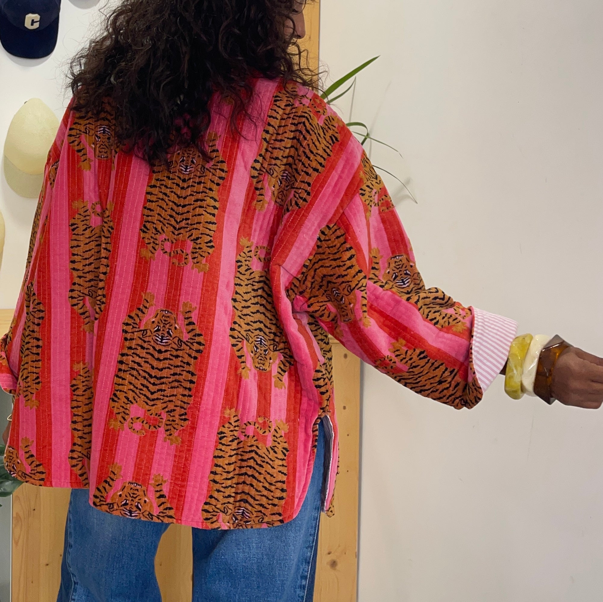 Veste oversize effet velours matelassé JUDITH orange et rose ornée d'illustrations de tigres
