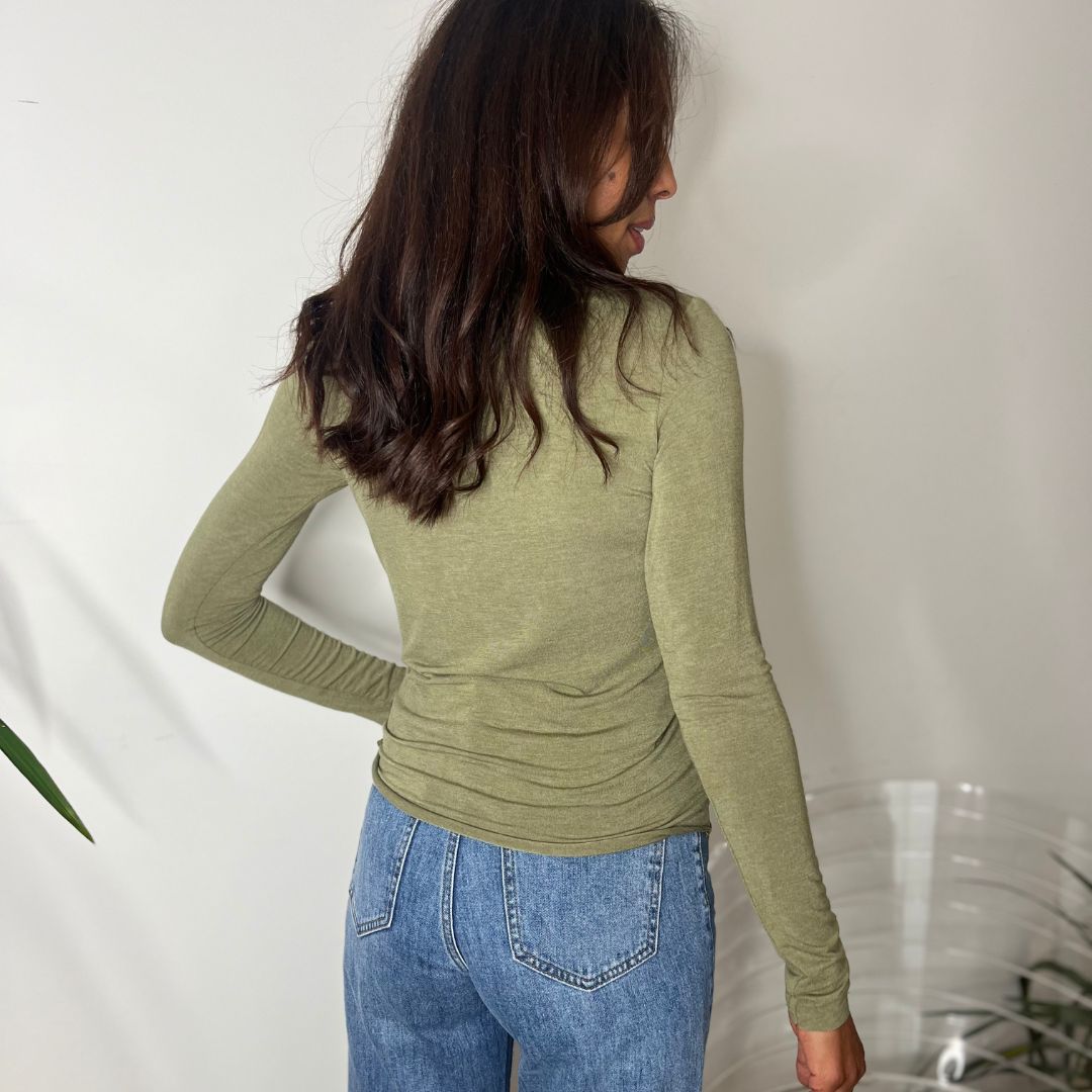 Sous-pull près du corps JADE kaki au col montant