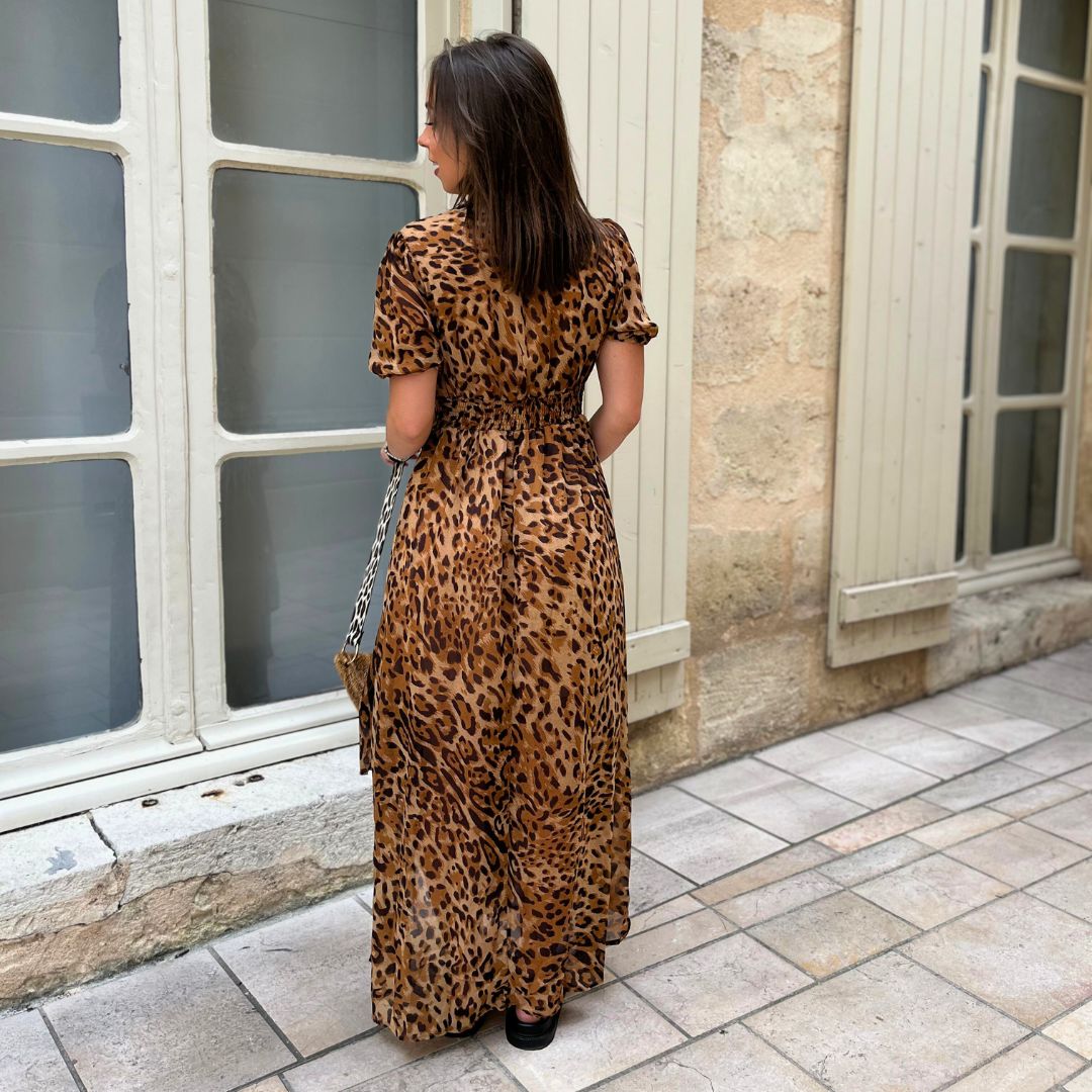 Robe longue léopard MÉLISSA à la taille marquée joliment décorée de boutons