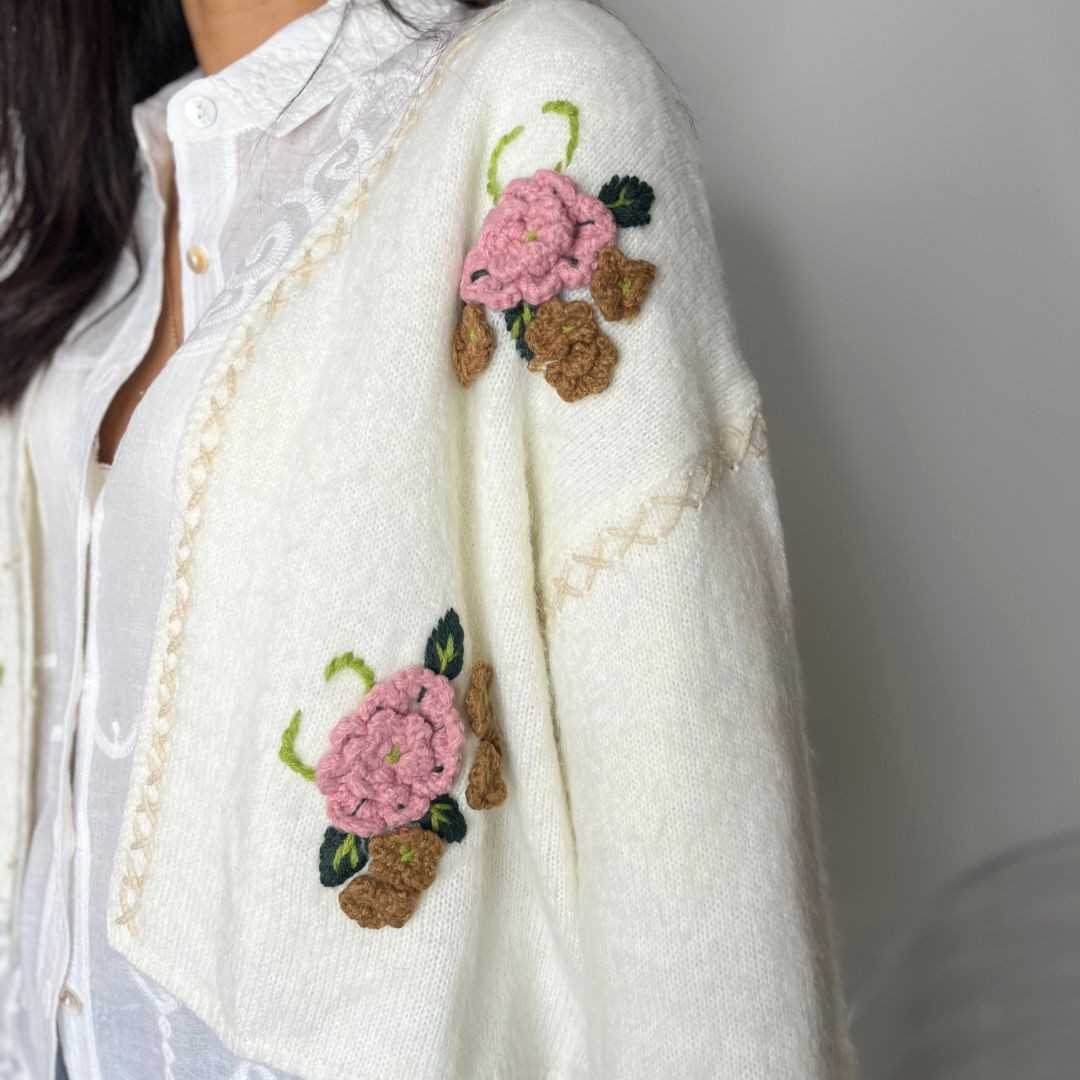 Gilet ouvert à la coupe courte et oversize ALICE orné de fleurs tricotées en relief