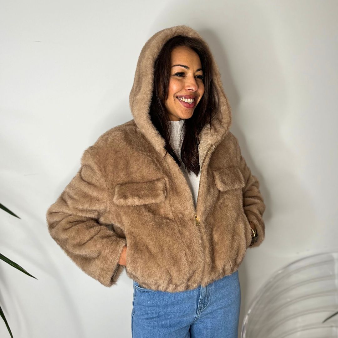 Fausse fourrure à capuche ADELINE taupe dotée d'une coupe courte et oversize resserrée en bas