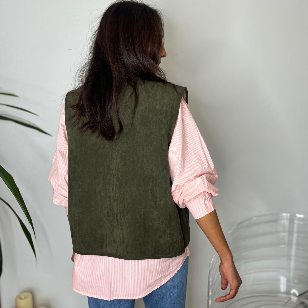 Gilet sans-manches THEA kaki réversible doté d'un côté effet daim et d'un côté moumoute