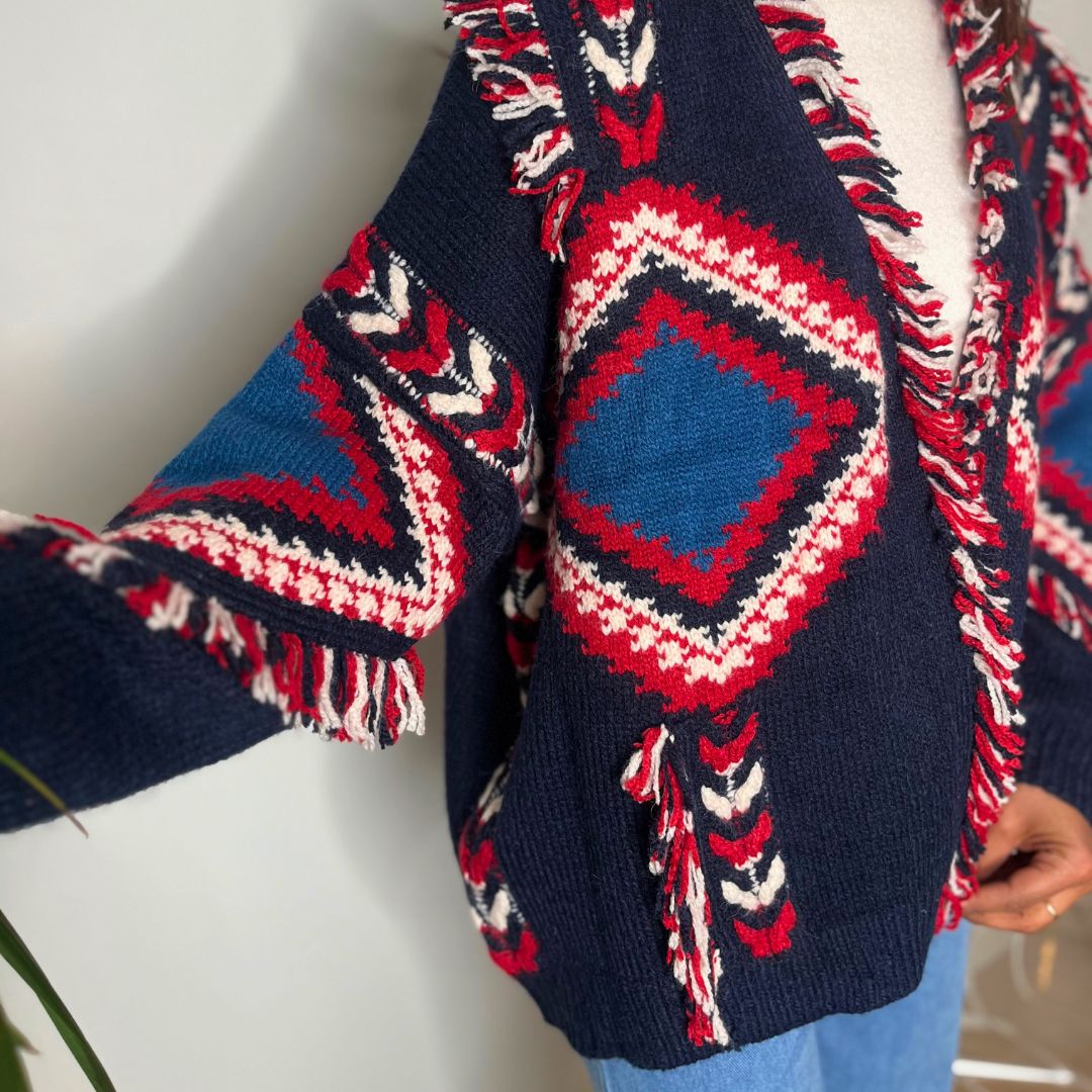 Veste en maille oversize sans fermeture TROMSO bleu marine ornée de motifs géométriques et de franges