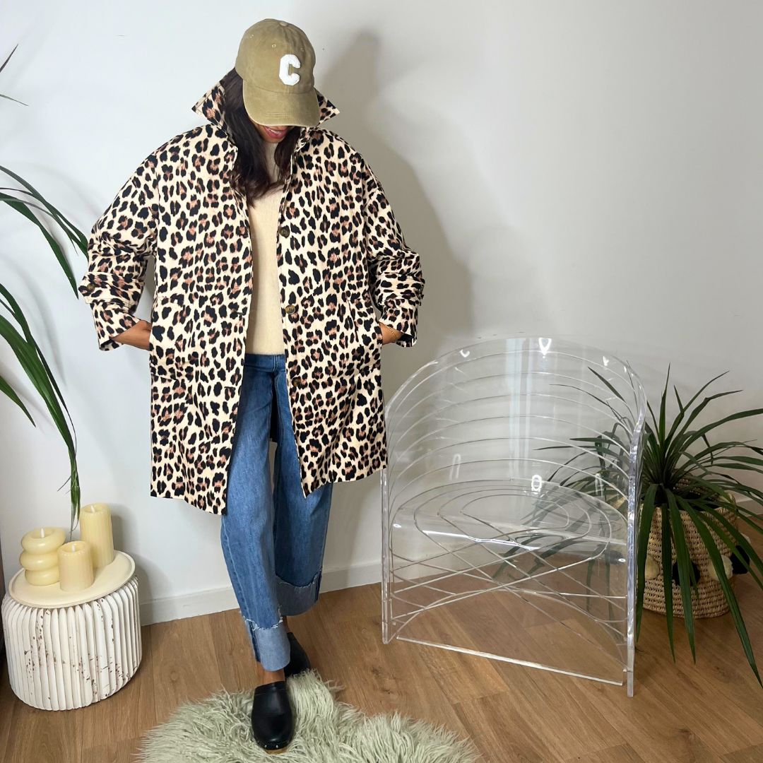 Veste style trench léopard JULIA beige à la coupe oversize et à la longueur midi