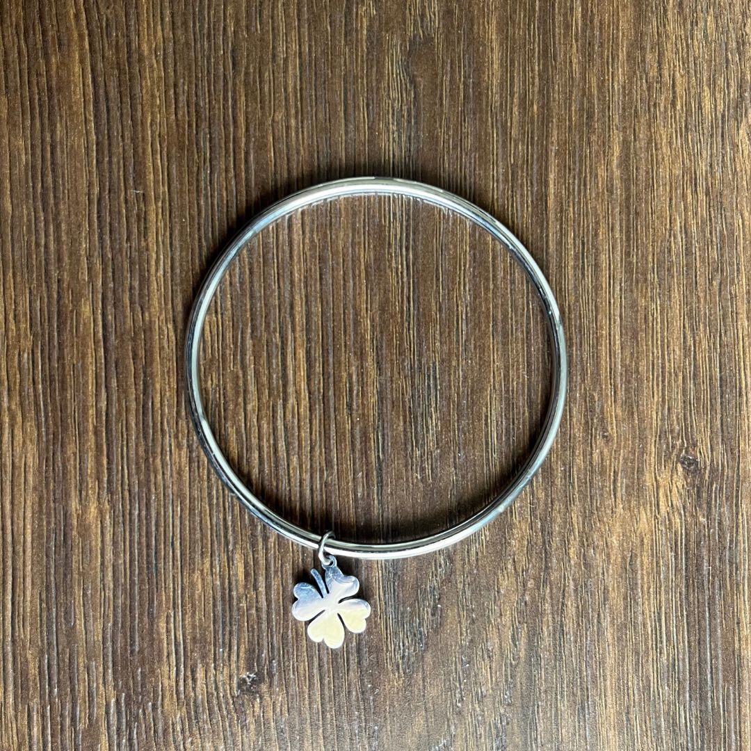 Jonc fin à pendentif trèfle argenté