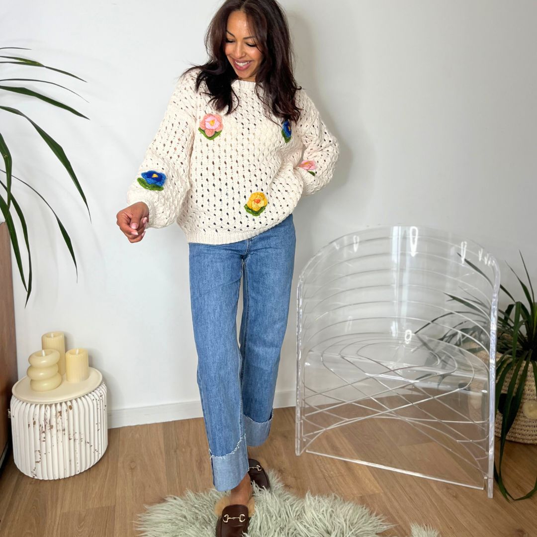 Pull oversize à la maille ajourée BONNIE écru orné de fleurs colorées tricotées en relief