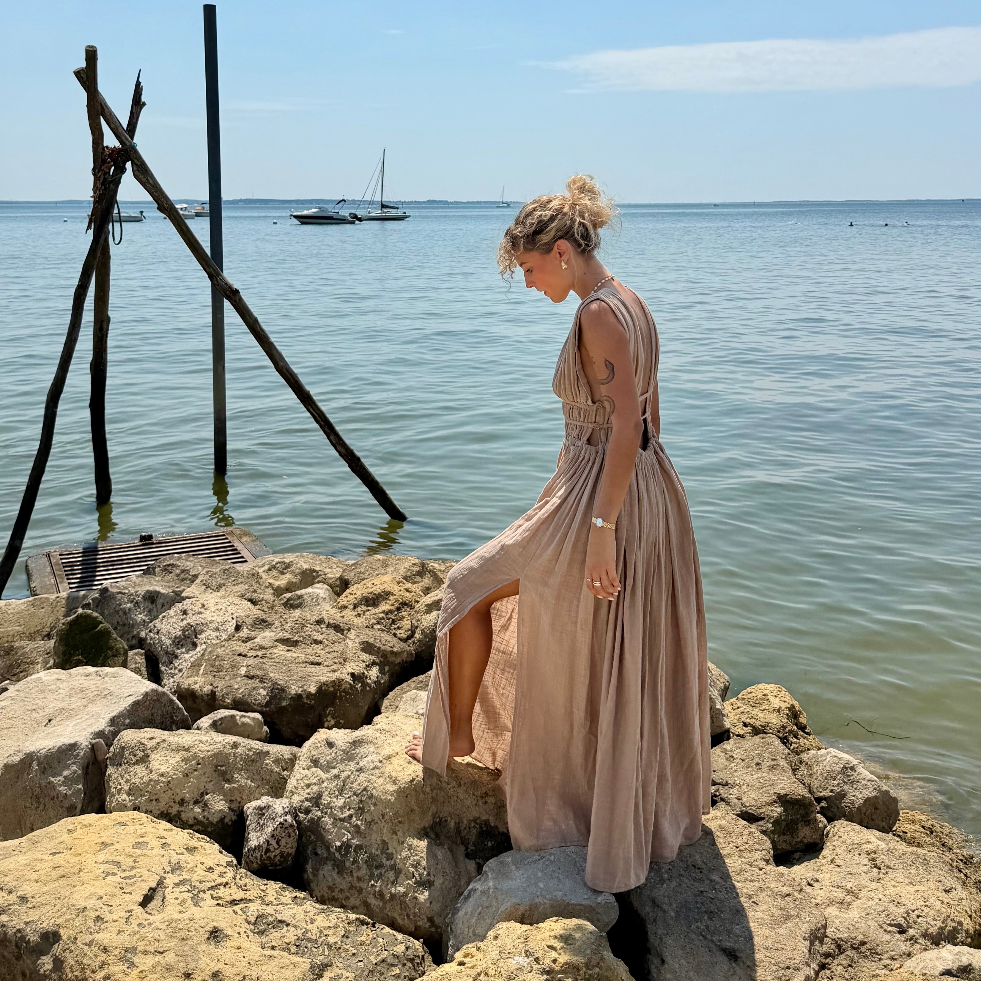 Robe GRECQUE bohème taupe dos nu