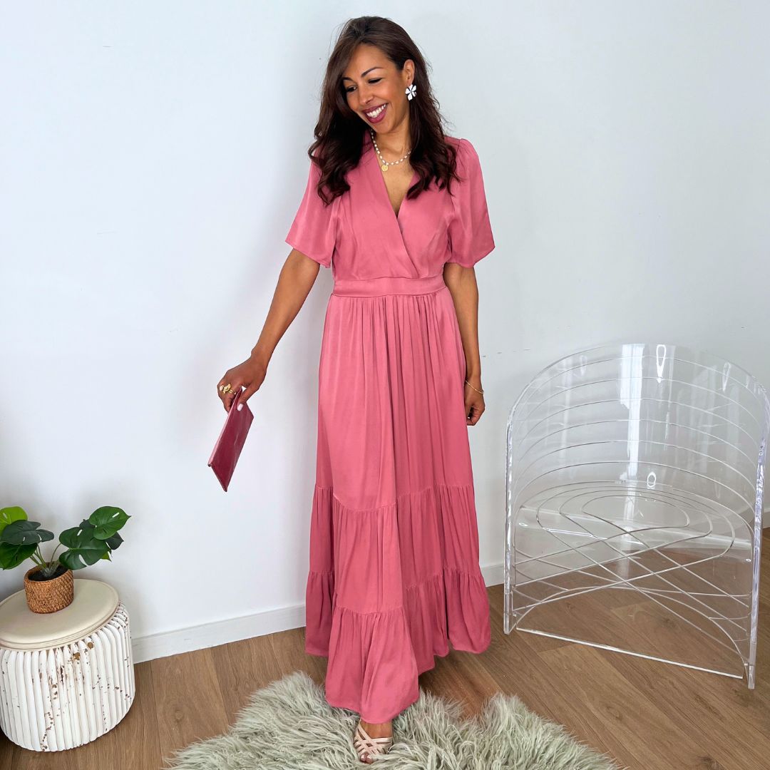 Robe longue au tissu satiné AKITA rose dotée d'un col V effet cache-coeur