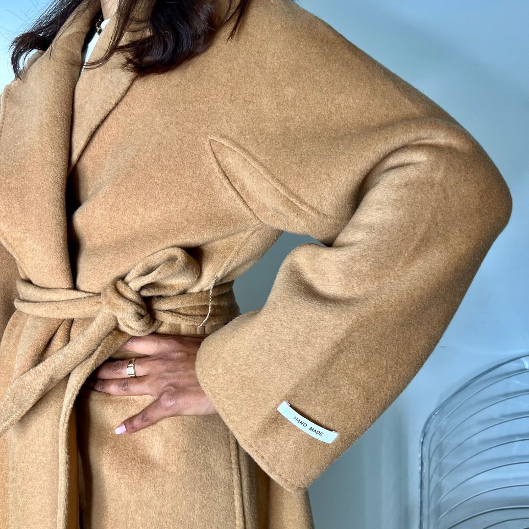 Manteau fait main en laine camel DAVE à la coupe longue et oversize doté d'une ceinture à nouer