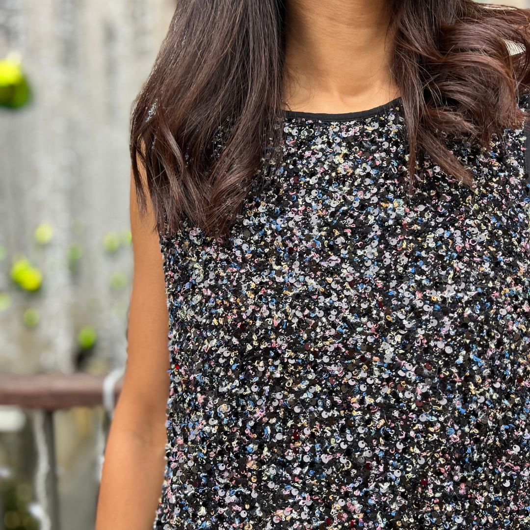 Robe courte à sequins MARGOT noire à la coupe droite