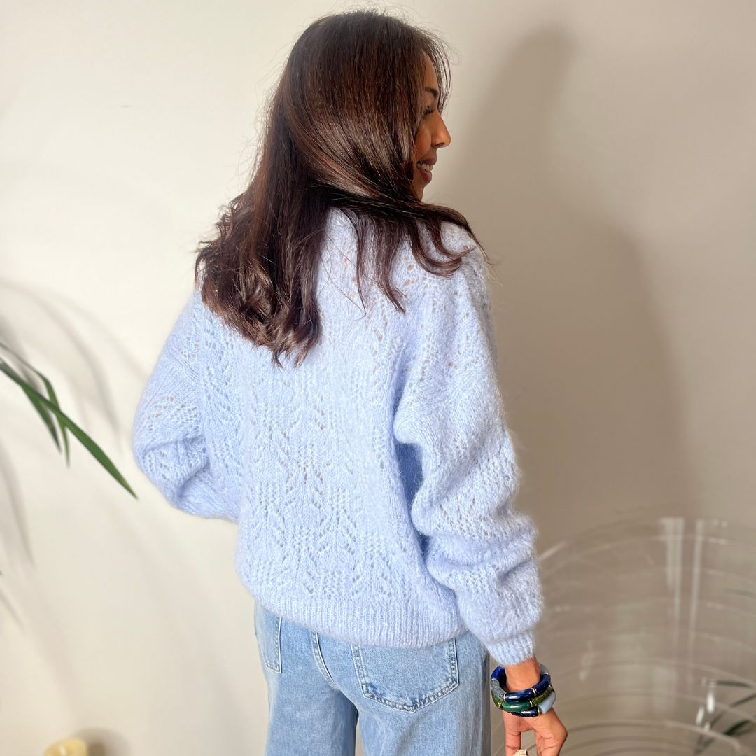 Pull oversize en laine et mohair CHANA bleu à la maille ajourée