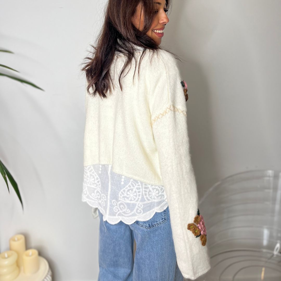Gilet ouvert à la coupe courte et oversize ALICE orné de fleurs tricotées en relief