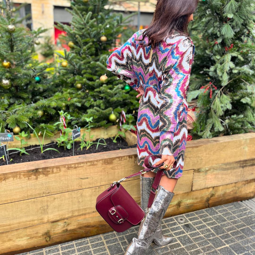 Robe à sequins multicolores LOLY claire avec décolleté V et longueur au-dessus du genou