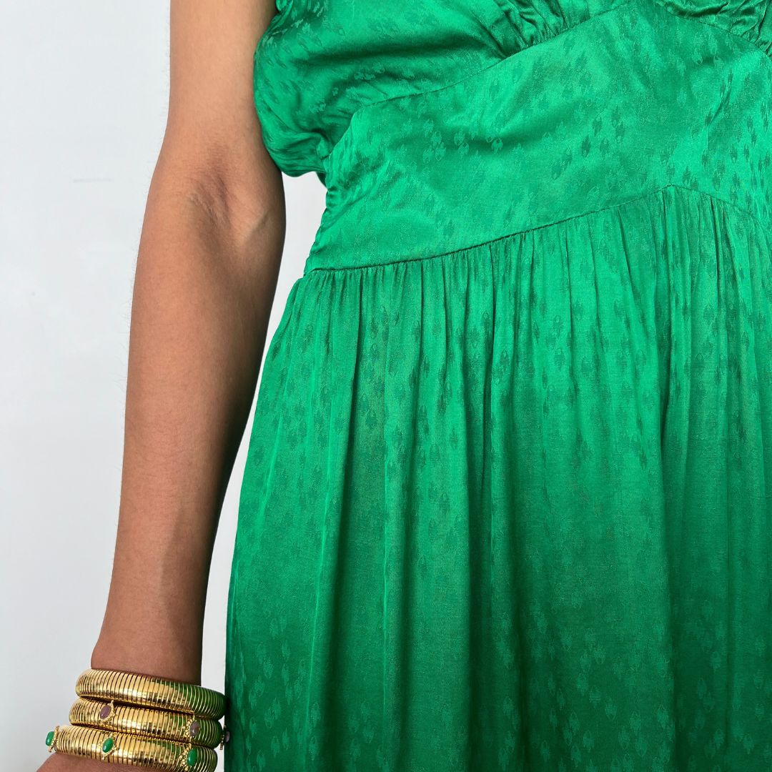 Robe sans-manches verte au tissu satiné MOKA à la longueur au dessus du genou
