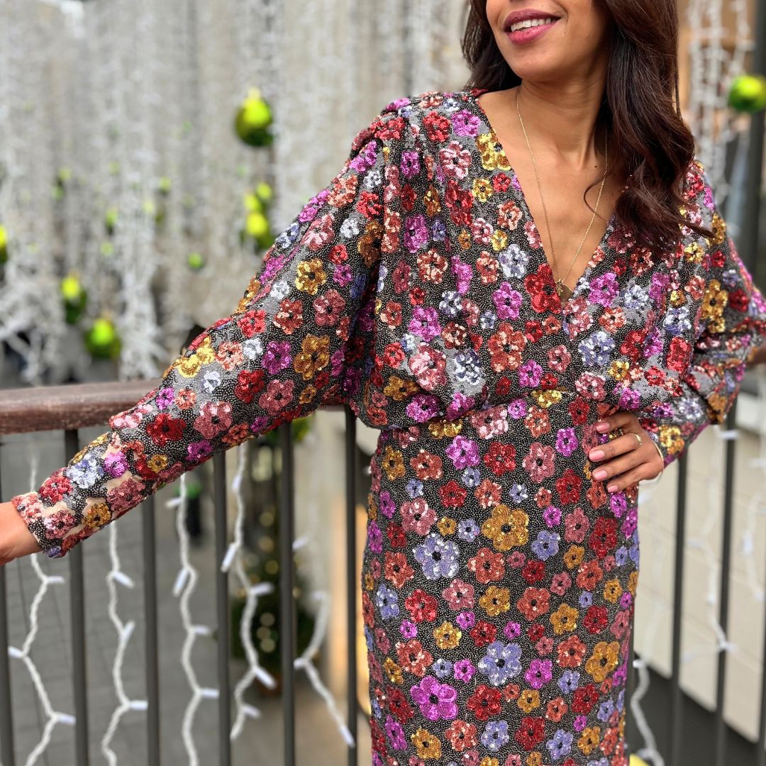 Robe à sequins multicolores LOLY fleurie avec décolleté V et longueur au-dessus du genou