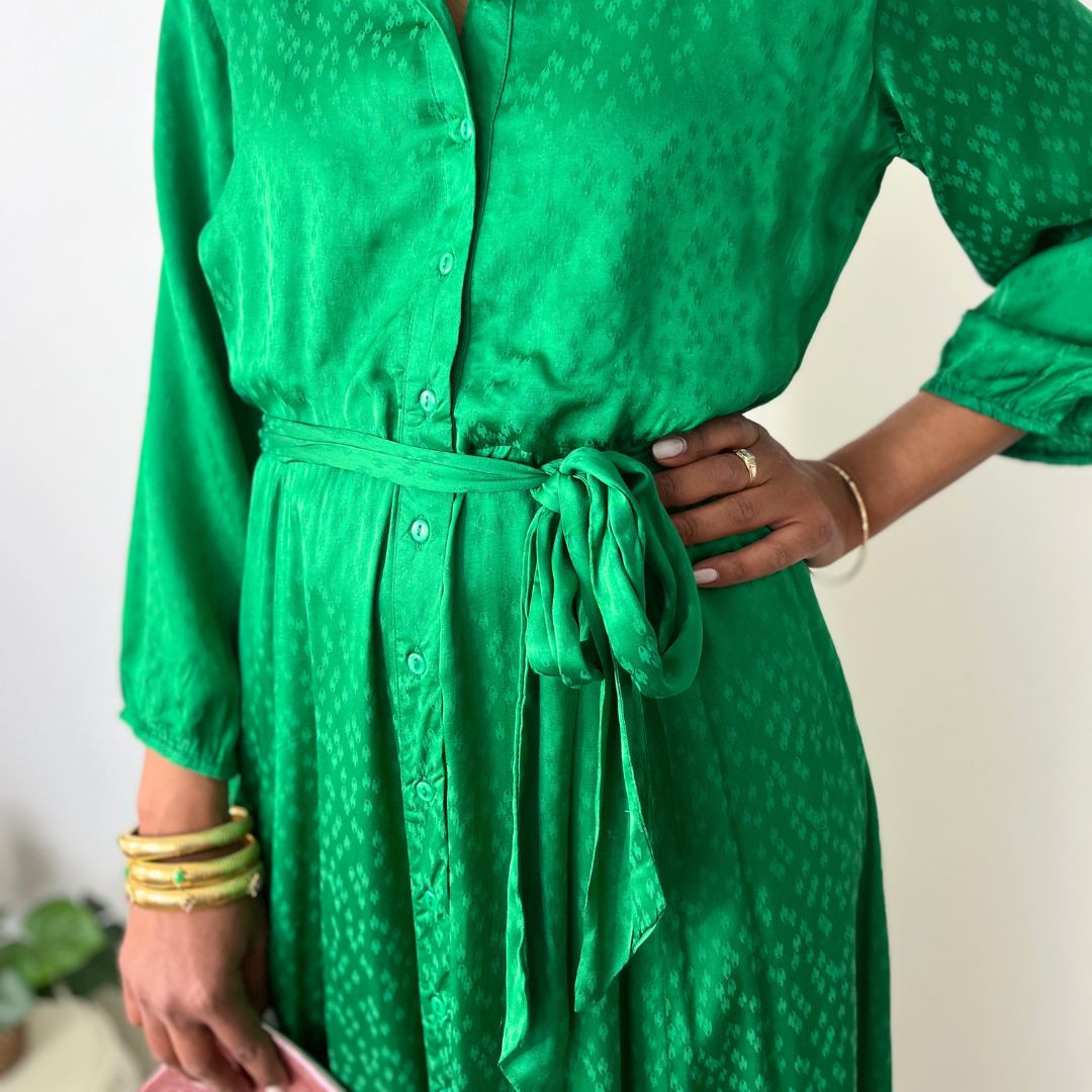 Robe-chemise longue EDITHE verte à motifs ton sur ton dotée d'une ceinture à nouer