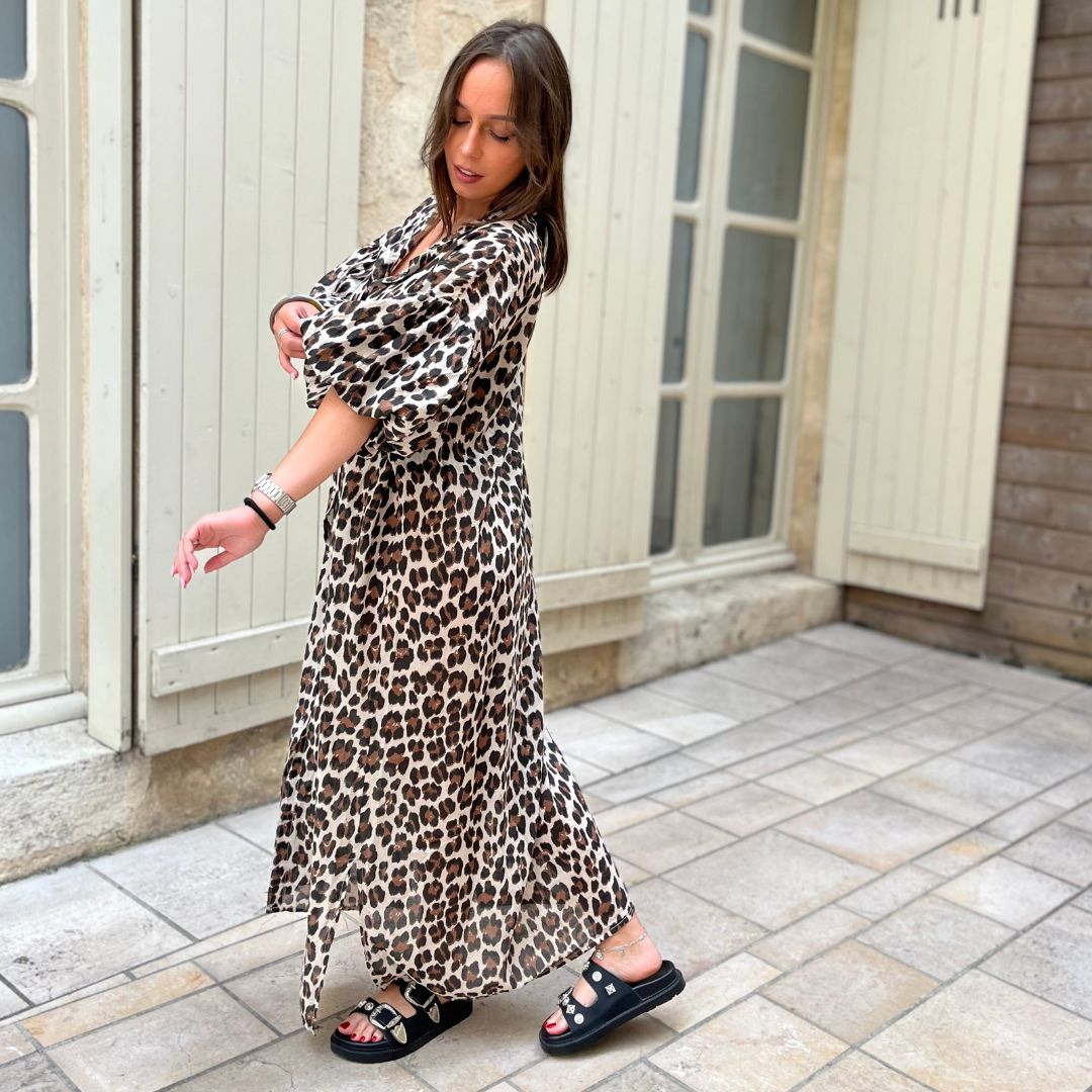 Robe chemise léopard SAVANE claire dotée d'une coupe longue et de manches courtes bouffantes