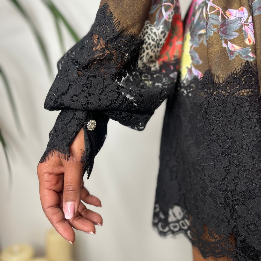 Robe aux motifs colorés et agrémentée de dentelle ZIM à la coupe large ornée d'un foulard intégré