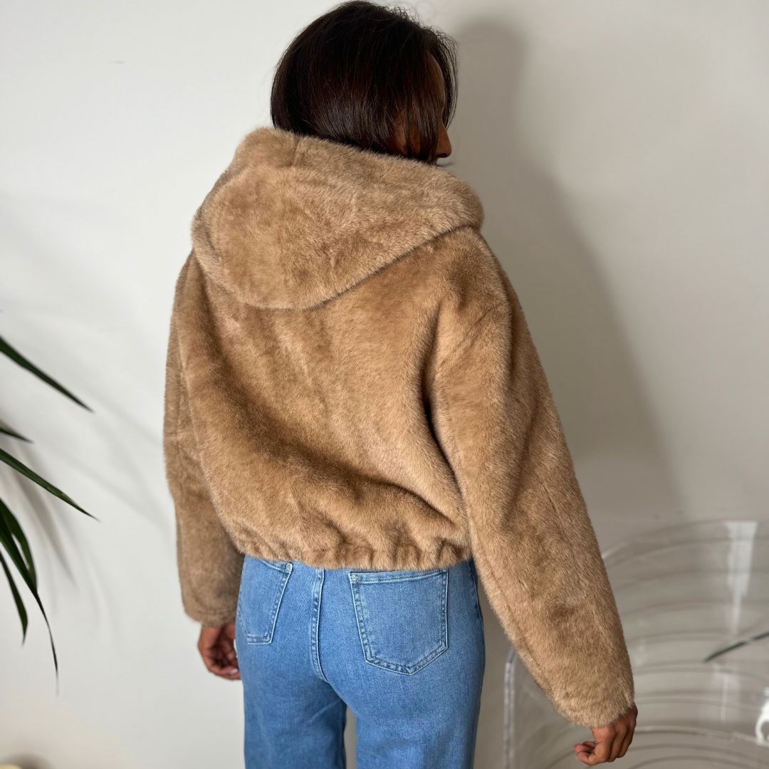 Fausse fourrure à capuche ADELINE taupe dotée d'une coupe courte et oversize resserrée en bas