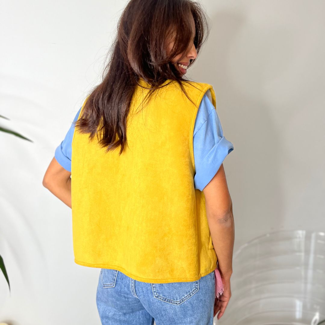 Gilet sans-manches THEA moutarde réversible doté d'un côté effet daim et d'un côté moumoute