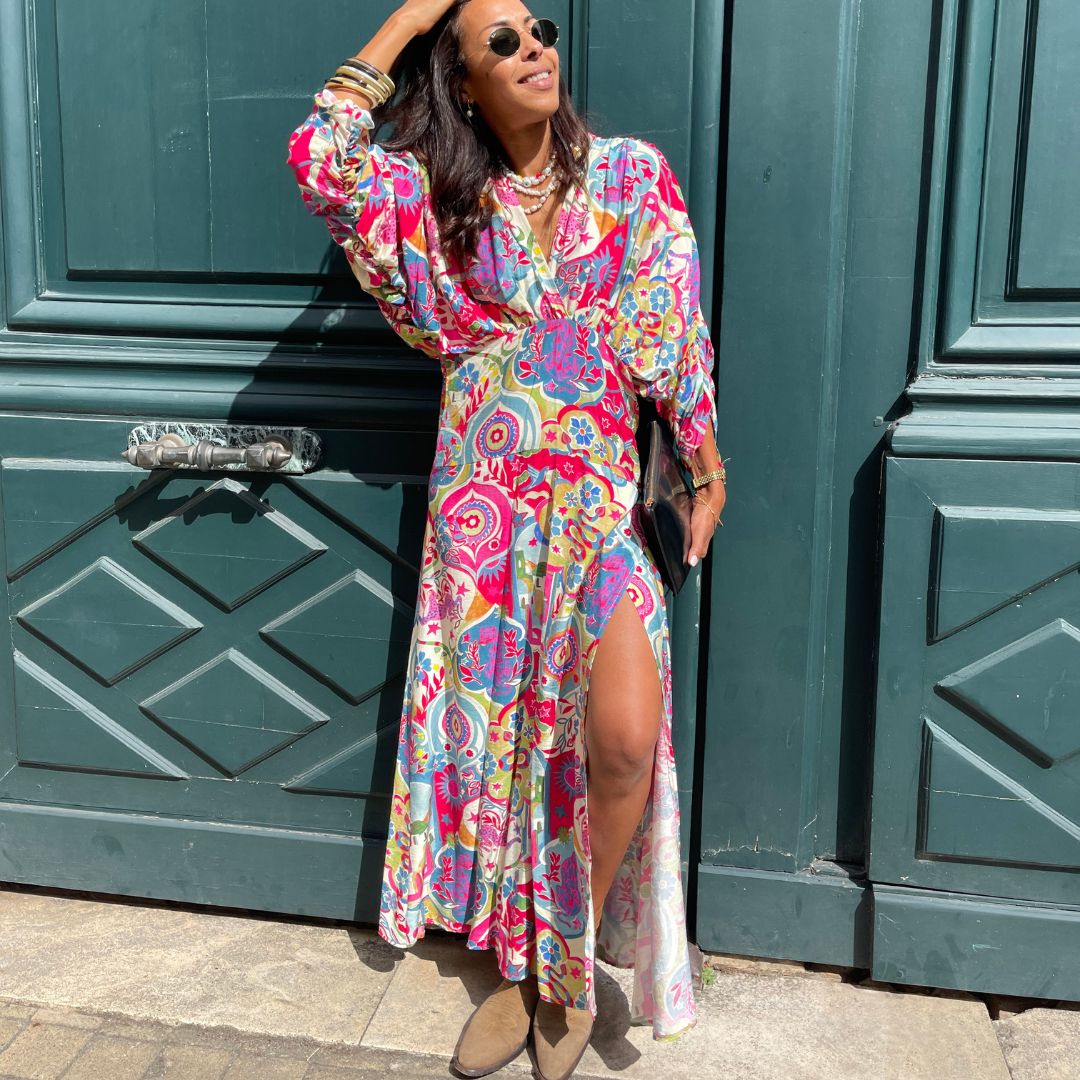 Robe longue à fente JADORE ornée de motifs multicolores et dotée de manches trois-quarts