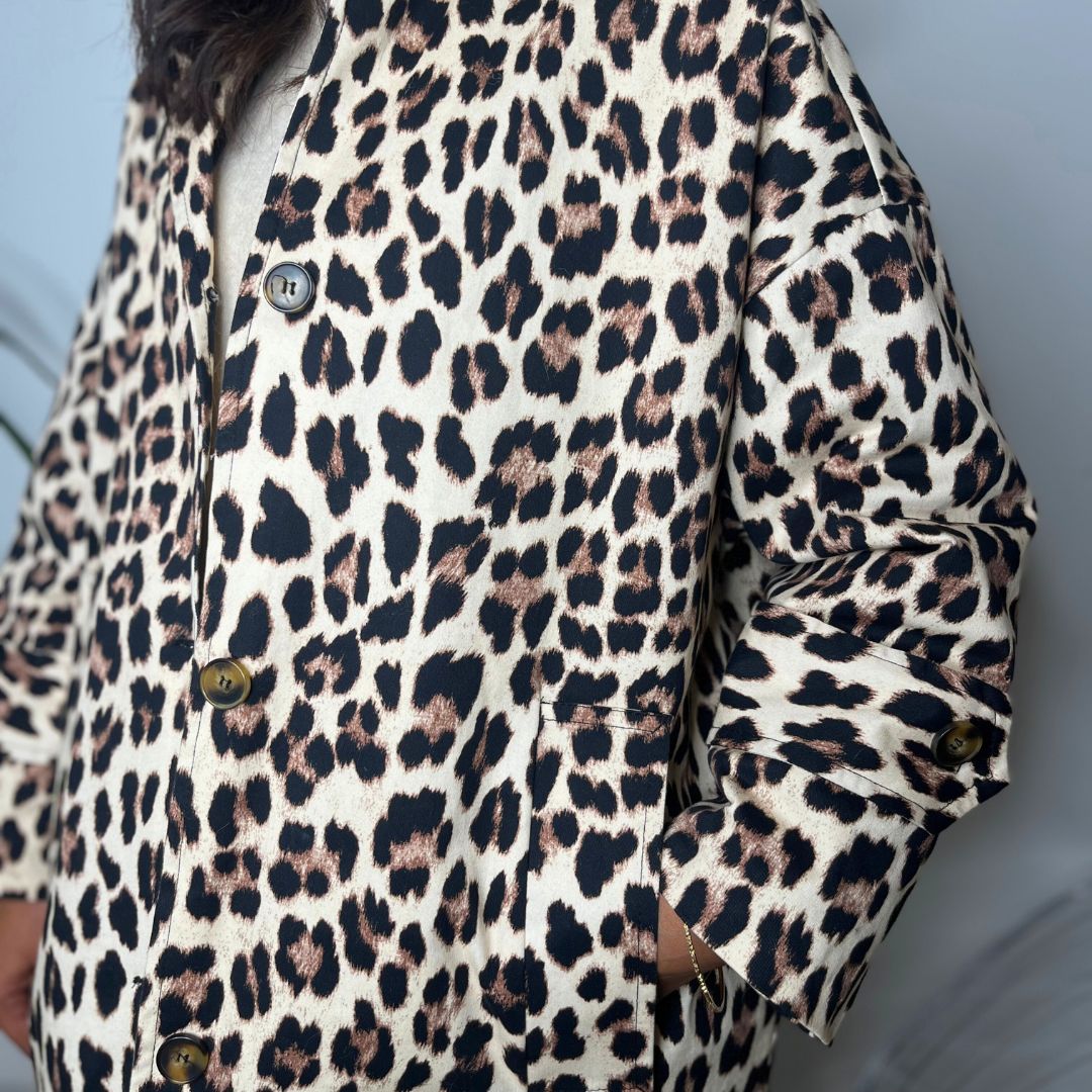Veste style trench léopard JULIA beige à la coupe oversize et à la longueur midi