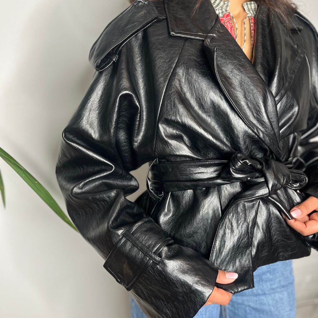Perfecto en similicuir noir ALIX à la coupe courte et oversize doté d'une ceinture à nouer